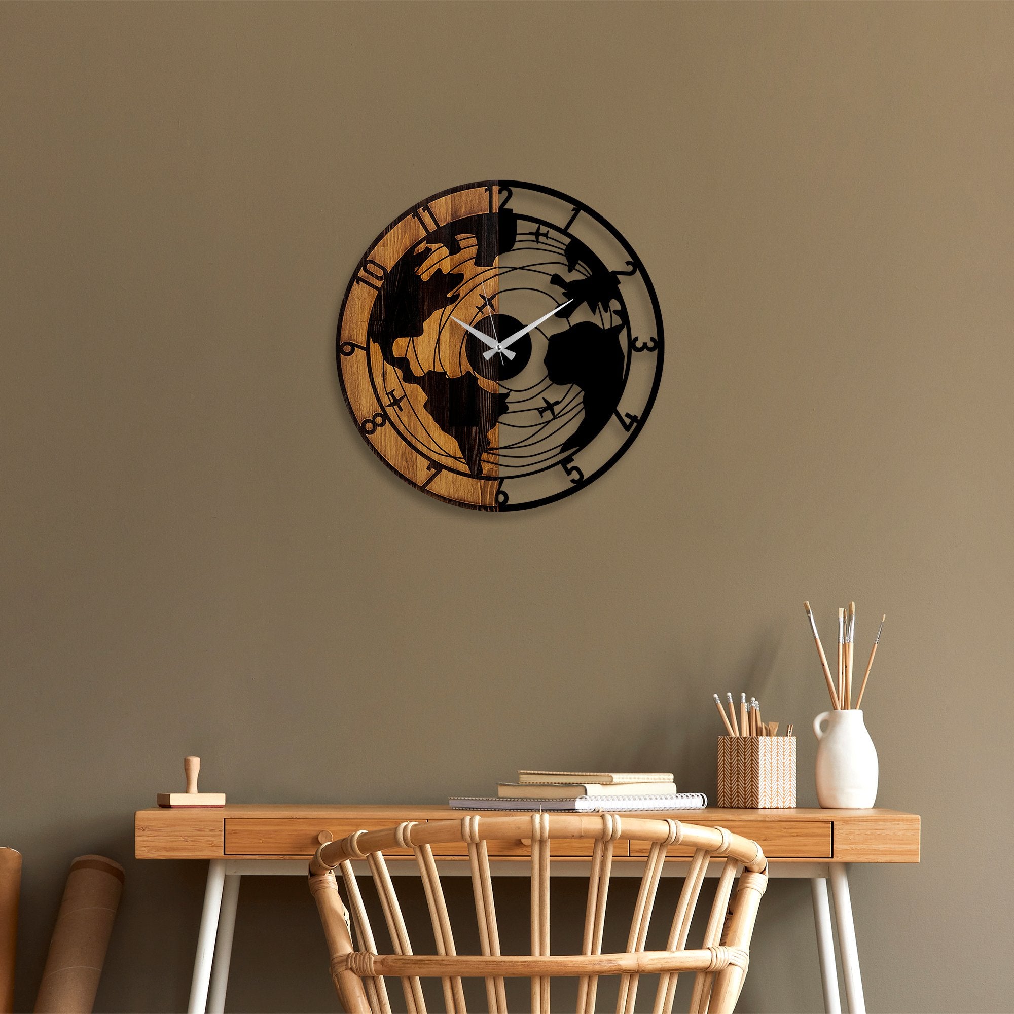 Relógio de parede decorativo elegante de madeira, 56 x 3 x 56 cm | 100% madeira e metal, mecanismo silencioso | Acabamento exclusivo em nogueira e preto, perfeito para qualquer ambiente