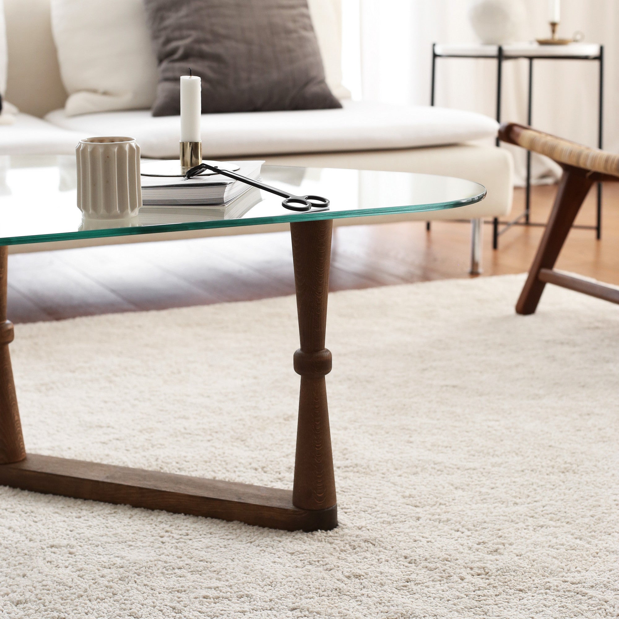 Mesa de Centro Elegante, Acabamento em Nogueira, 96 x 81 x 41 cm | 100% Madeira de Faia e Vidro Temperado | Design Rústico Moderno para Salas de Estar e Salas de Jantar