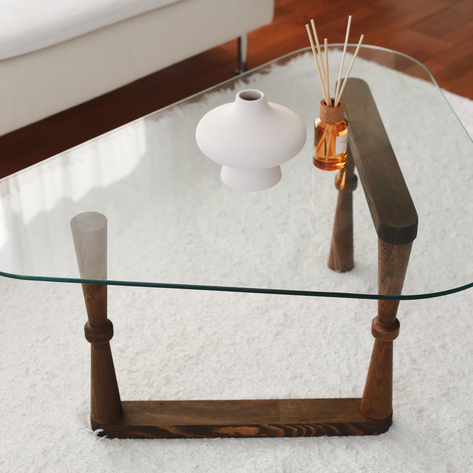 Mesa de Centro Elegante, Acabamento em Nogueira, 96 x 81 x 41 cm | 100% Madeira de Faia e Vidro Temperado | Design Rústico Moderno para Salas de Estar e Salas de Jantar
