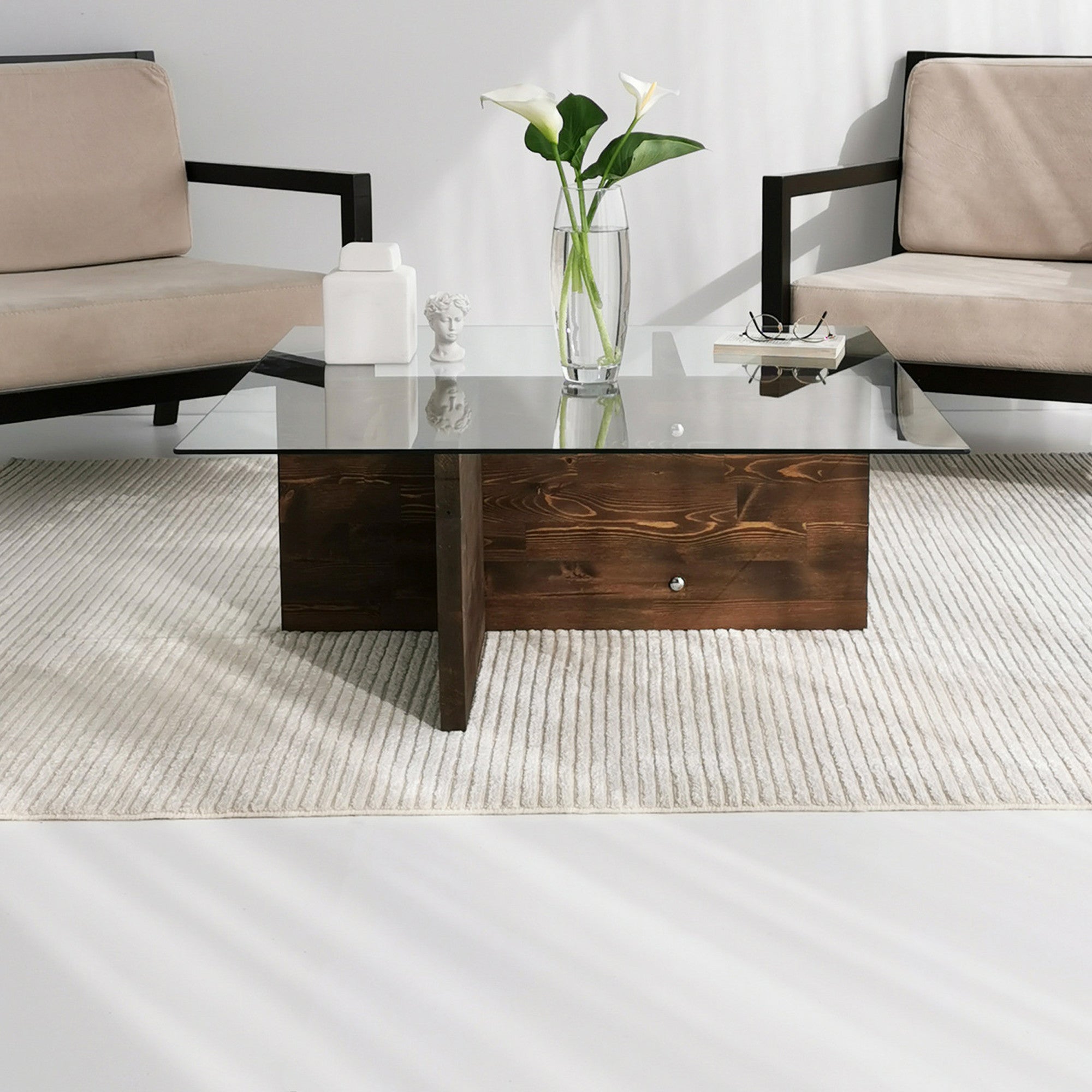 Mesa de Centro Moderna, Cor Nogueira, 90 x 35 x 90 cm | Tampo 100% Vidro Temperado, 6 mm | Estrutura em Madeira Maciça de Pinho | Elegante e Funcional para Qualquer Espaço