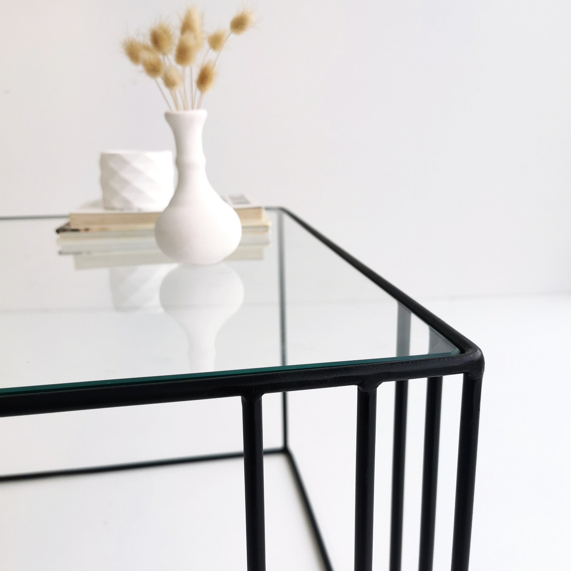 Mesa de Centro Preta Moderna, 55 x 36 x 55 cm | Tampo 100% Vidro Temperado, 4 mm | Estrutura de Metal Resistente com Revestimento Eletrostático a Pó | Montado e Elegante