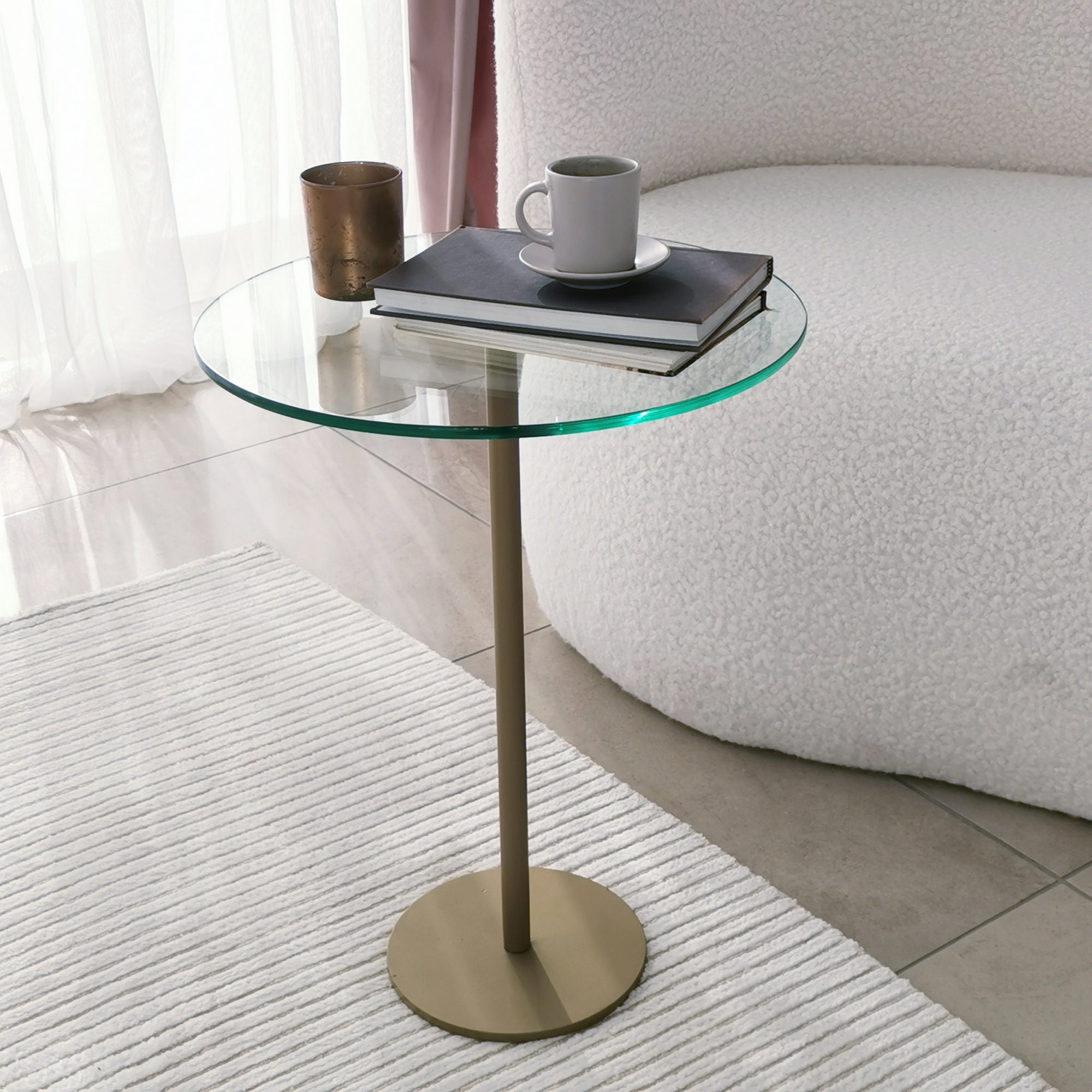 Mesa de Centro Moderna e Glamourosa, Acabamento Dourado, 40 x 50 x 40 cm | Tampo 100% Vidro Temperado, Pés de Metal, Antimanchas | Elegante e Funcional para Qualquer Espaço