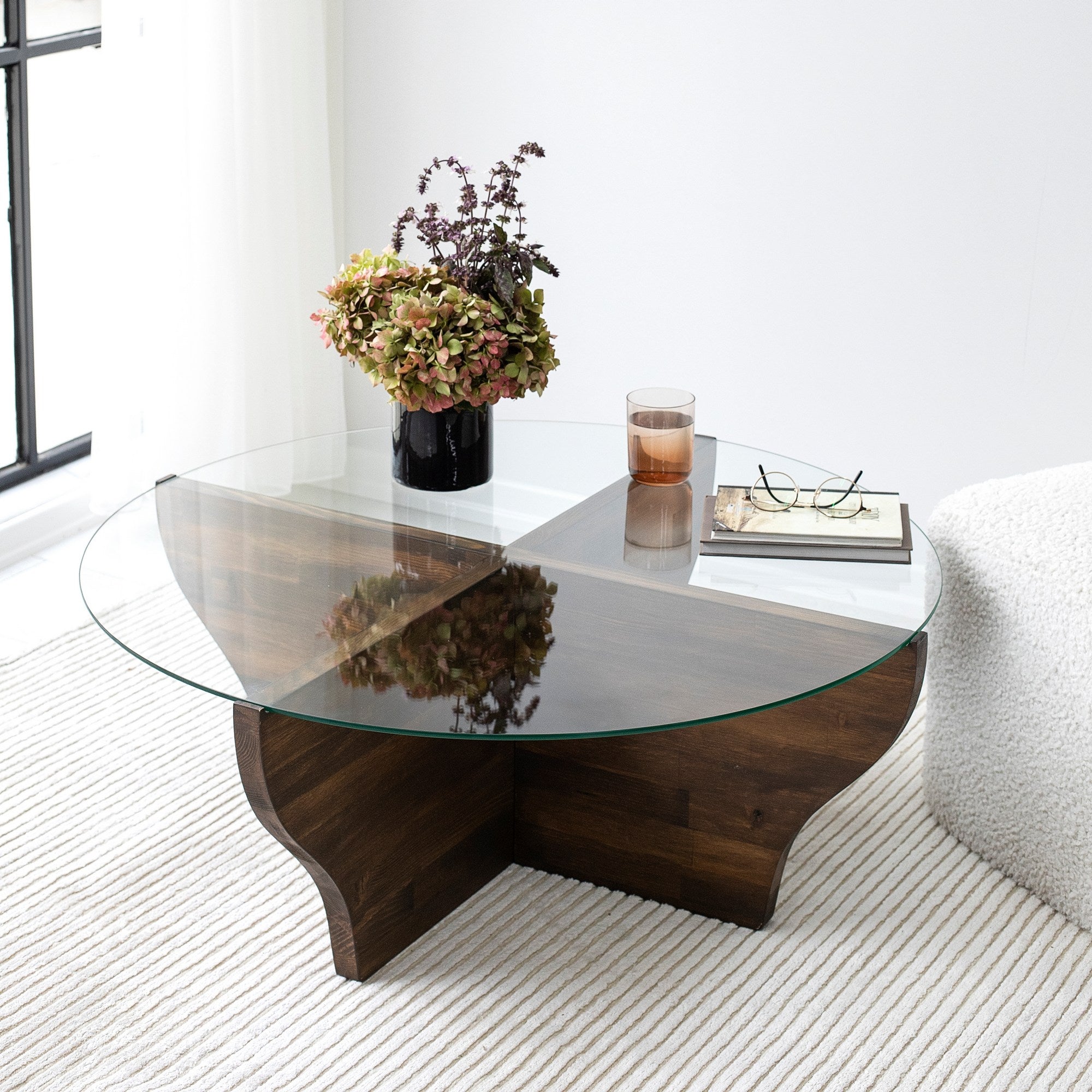 Mesa de Centro Elegante em Nogueira, 92 x 35 x 92 cm | Tampo 100% em Vidro Temperado e Estrutura em Metal | Design Moderno para Salas de Estar e Lounges