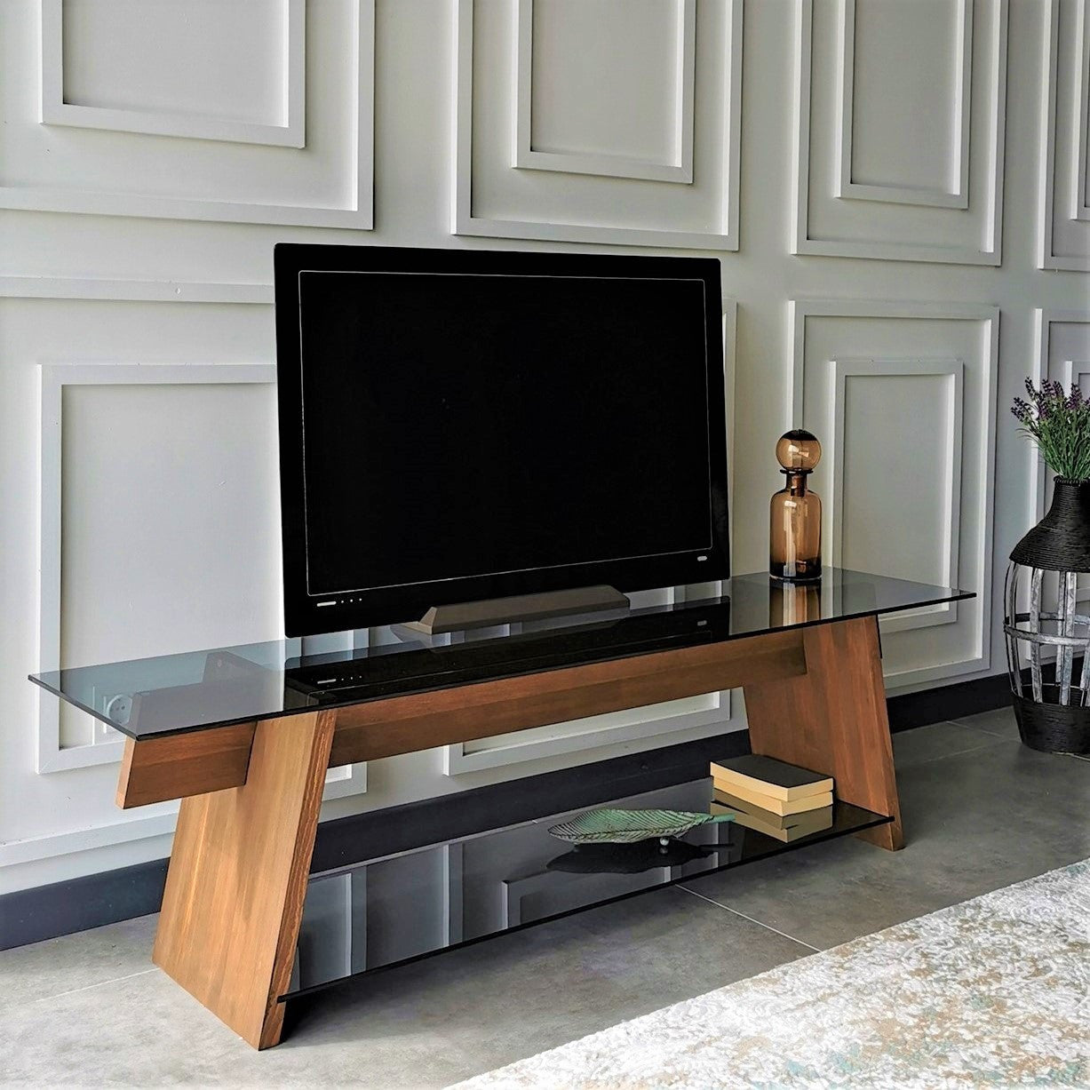 Suporte de TV moderno com vidro temperado 100% e estrutura de pinho maciço, 158 cm | Nogueira e preto | Montável na parede, várias prateleiras, design elegante e funcional