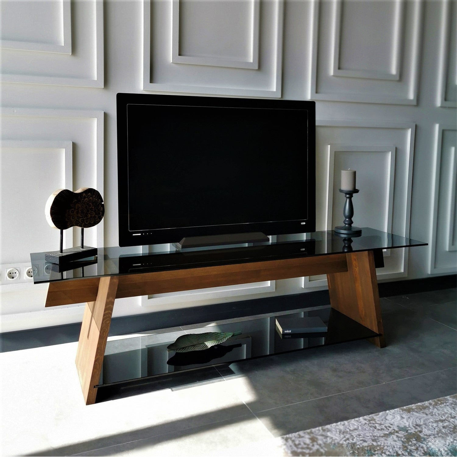 Suporte de TV moderno com vidro temperado 100% e estrutura de pinho maciço, 158 cm | Nogueira e preto | Montável na parede, várias prateleiras, design elegante e funcional