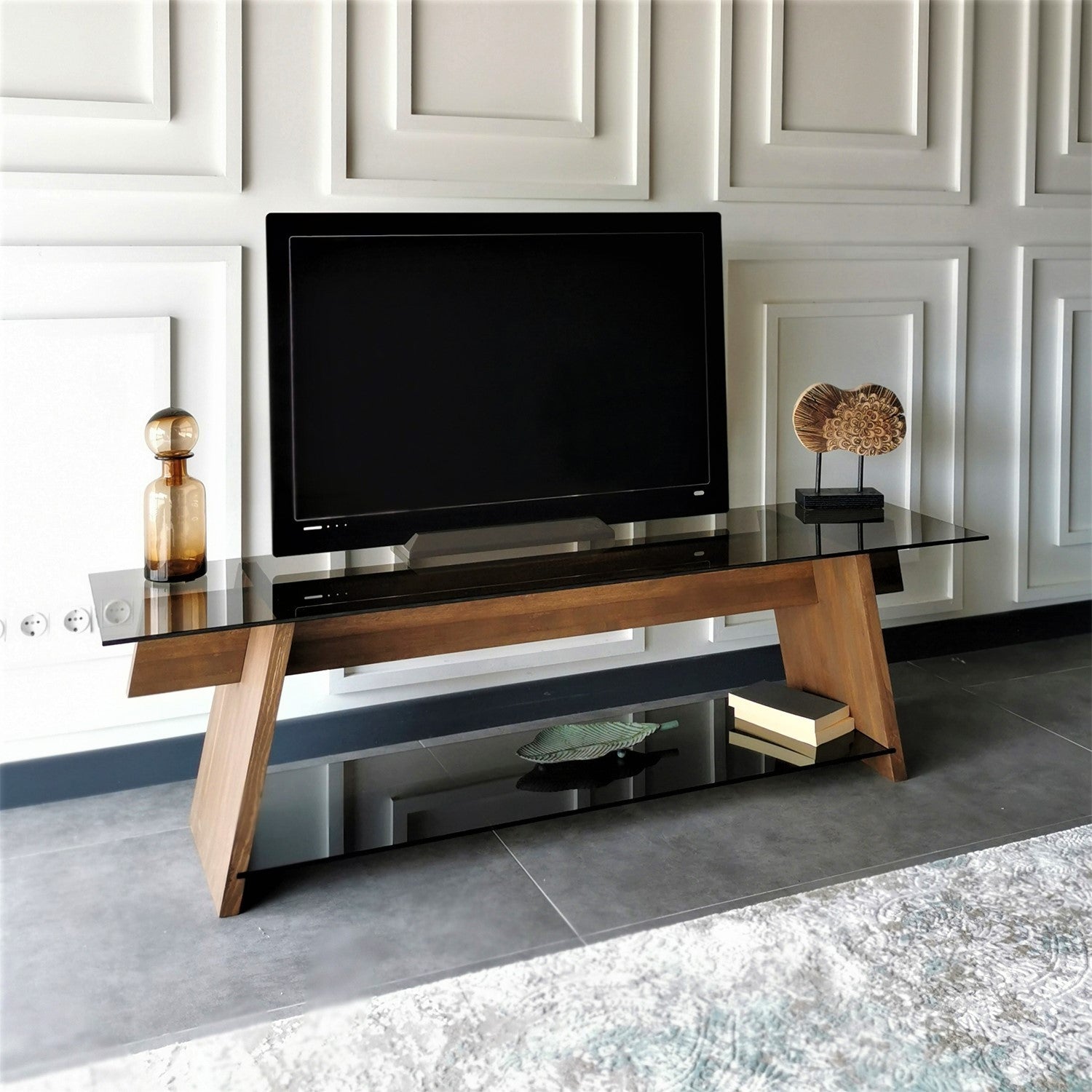 Suporte de TV moderno com vidro temperado 100% e estrutura de pinho maciço, 158 cm | Nogueira e preto | Montável na parede, várias prateleiras, design elegante e funcional