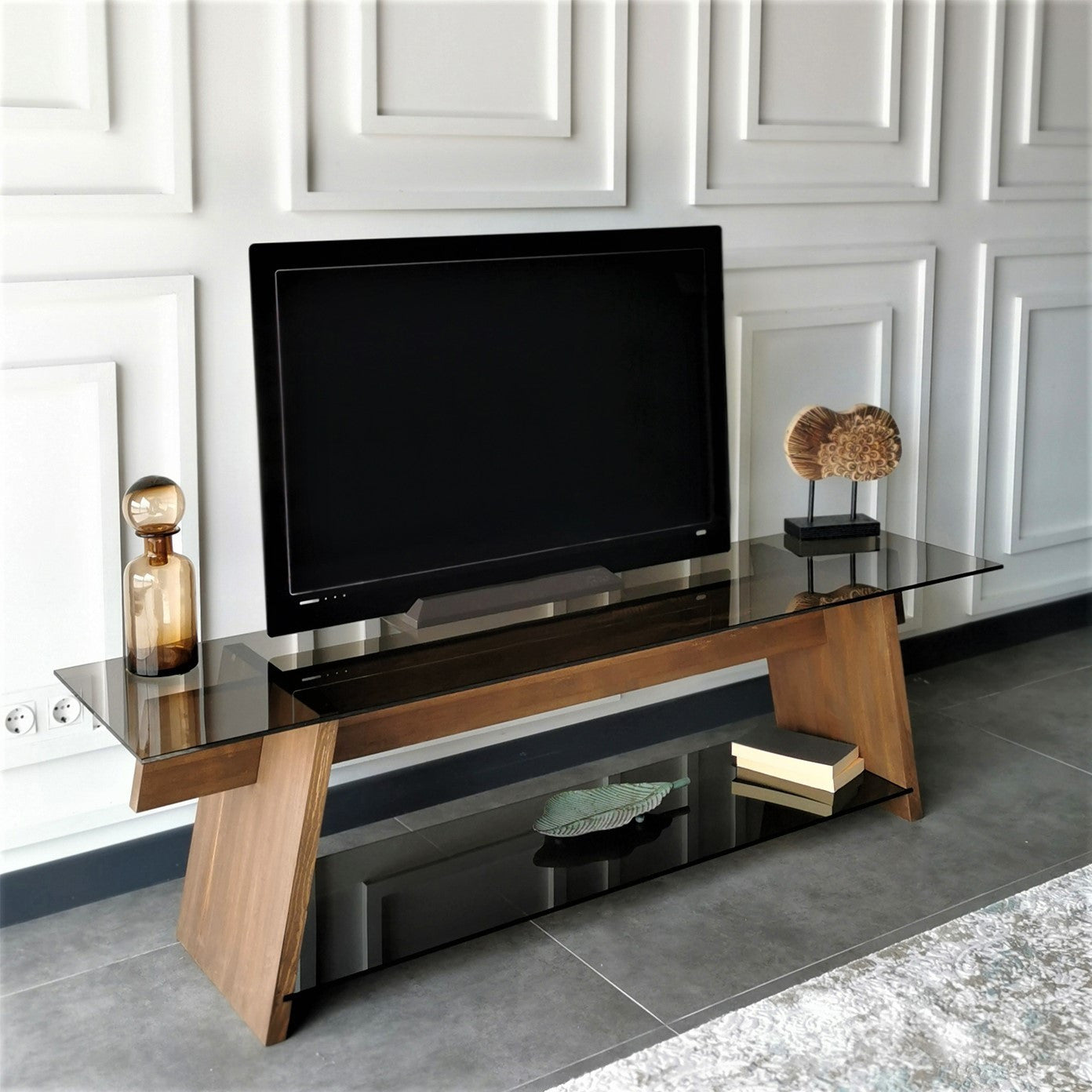 Suporte de TV moderno com vidro temperado 100% e estrutura de pinho maciço, 158 cm | Nogueira e preto | Montável na parede, várias prateleiras, design elegante e funcional