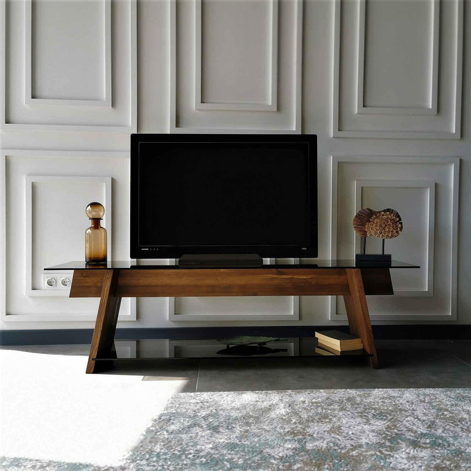 Suporte de TV moderno com vidro temperado 100% e estrutura de pinho maciço, 158 cm | Nogueira e preto | Montável na parede, várias prateleiras, design elegante e funcional