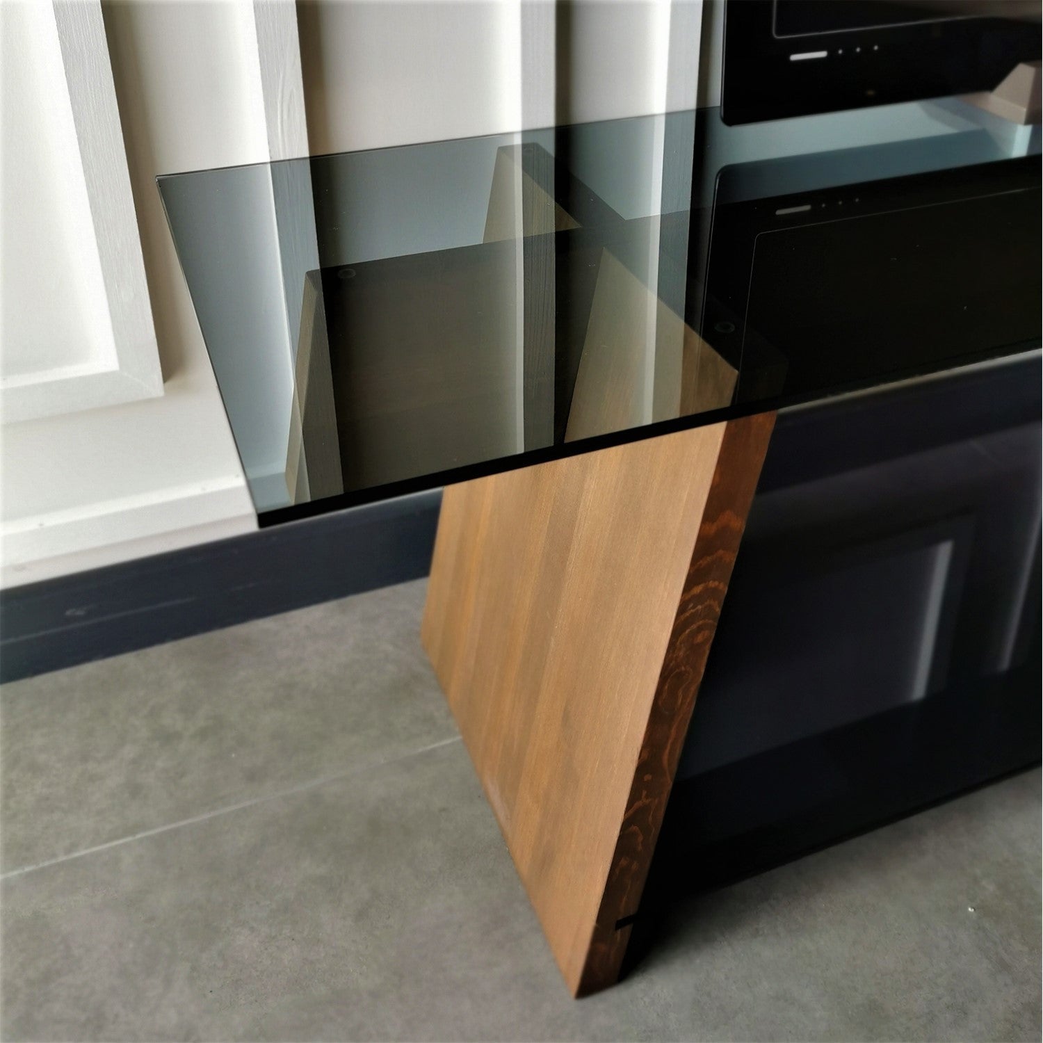 Suporte de TV moderno com vidro temperado 100% e estrutura de pinho maciço, 158 cm | Nogueira e preto | Montável na parede, várias prateleiras, design elegante e funcional