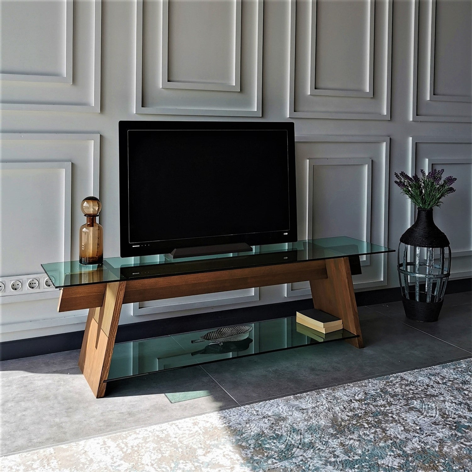 Suporte de TV moderno com vidro temperado 100% e estrutura de pinho maciço, 158 cm | Nogueira e verde | Montável na parede, várias prateleiras, design elegante e funcional