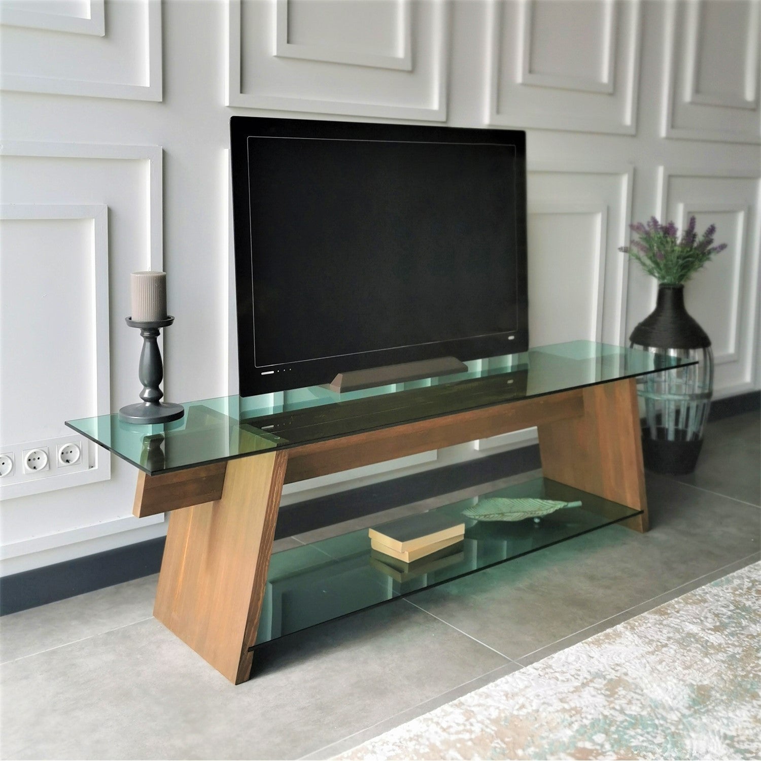 Suporte de TV moderno com vidro temperado 100% e estrutura de pinho maciço, 158 cm | Nogueira e verde | Montável na parede, várias prateleiras, design elegante e funcional