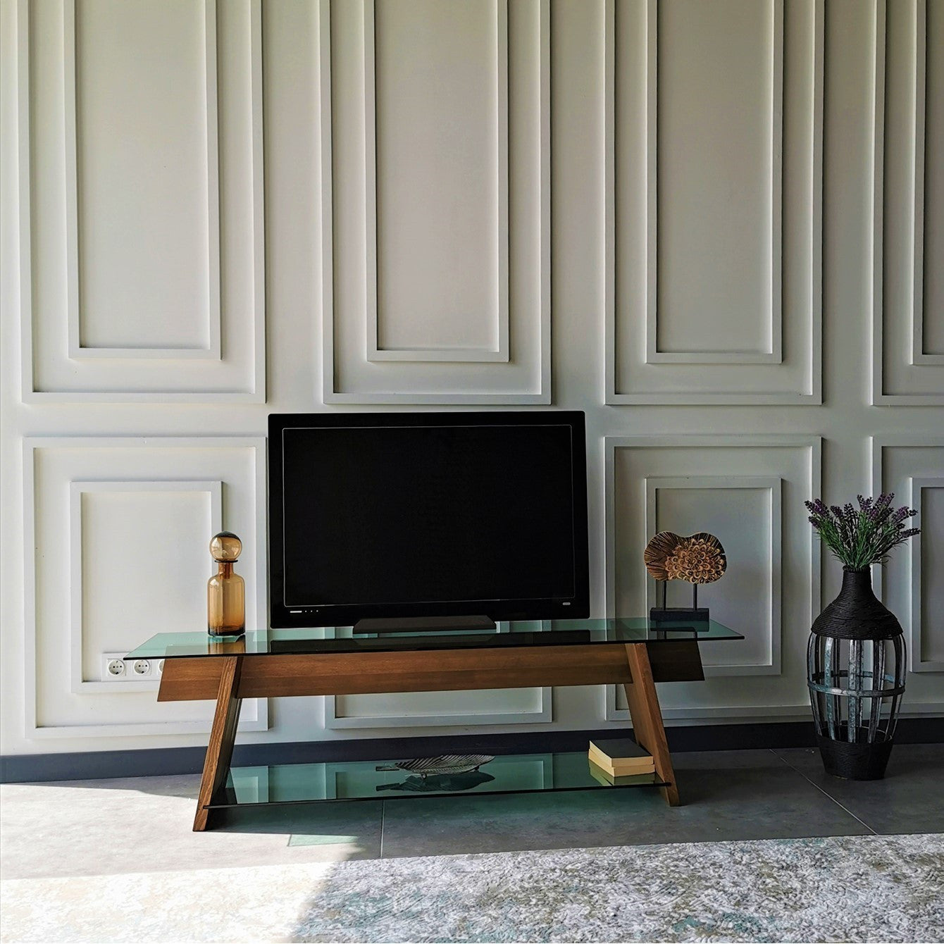Suporte de TV moderno com vidro temperado 100% e estrutura de pinho maciço, 158 cm | Nogueira e verde | Montável na parede, várias prateleiras, design elegante e funcional