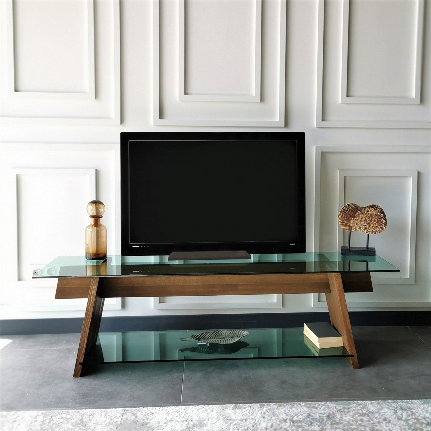 Suporte de TV moderno com vidro temperado 100% e estrutura de pinho maciço, 158 cm | Nogueira e verde | Montável na parede, várias prateleiras, design elegante e funcional