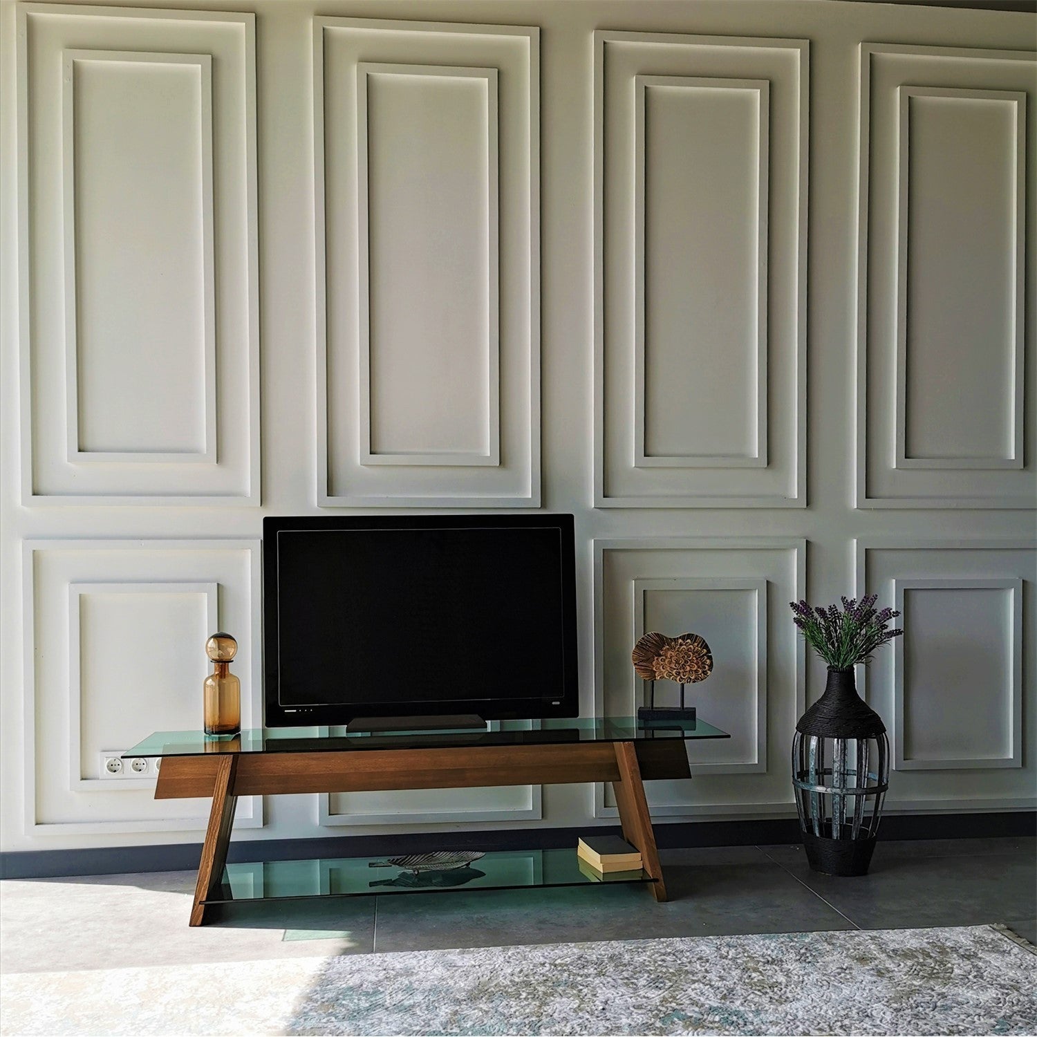 Suporte de TV moderno com vidro temperado 100% e estrutura de pinho maciço, 158 cm | Nogueira e verde | Montável na parede, várias prateleiras, design elegante e funcional