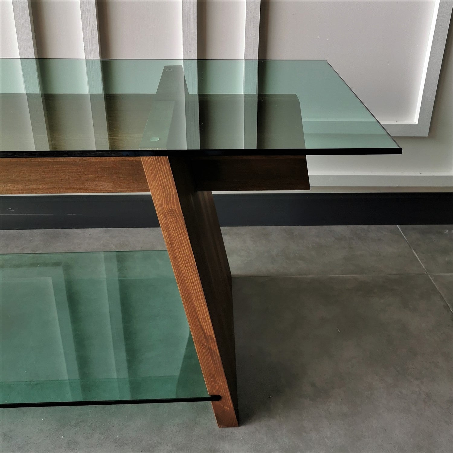 Suporte de TV moderno com vidro temperado 100% e estrutura de pinho maciço, 158 cm | Nogueira e verde | Montável na parede, várias prateleiras, design elegante e funcional