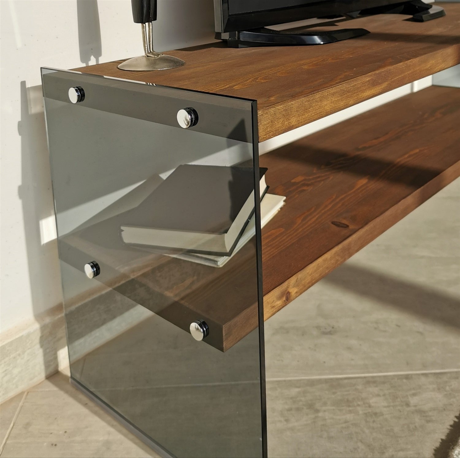 Suporte de TV moderno, cor nogueira, 120 cm x 45 cm x 35 cm | 100% madeira maciça de pinho e vidro temperado | Montável na parede, design elegante com várias prateleiras