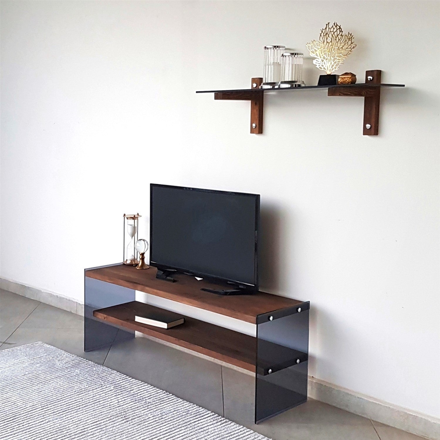 Móvel de TV moderno com prateleira de parede, 100% madeira maciça de pinho e vidro temperado, acabamento em nogueira, 120x45x35 cm | Design elegante e funcional para sala de estar