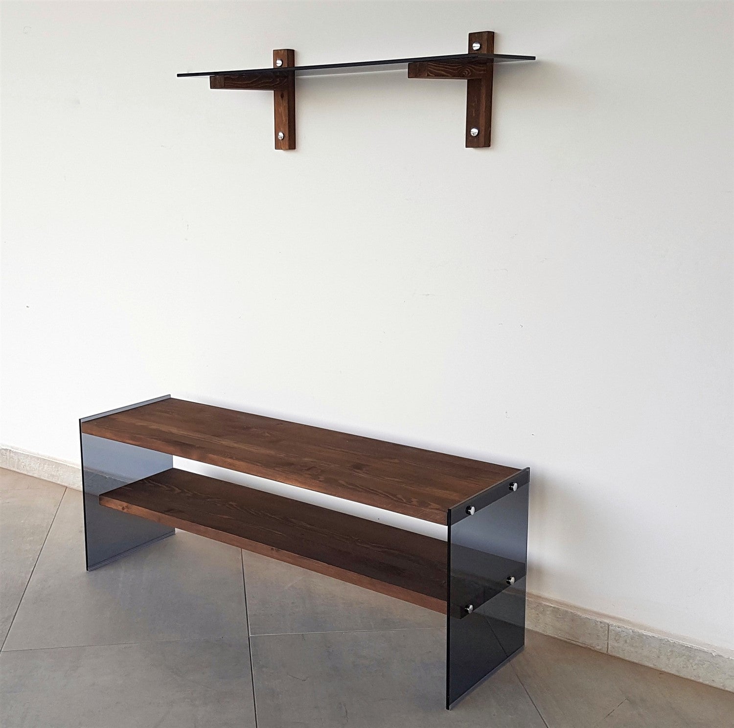 Móvel de TV moderno com prateleira de parede, 100% madeira maciça de pinho e vidro temperado, acabamento em nogueira, 120x45x35 cm | Design elegante e funcional para sala de estar