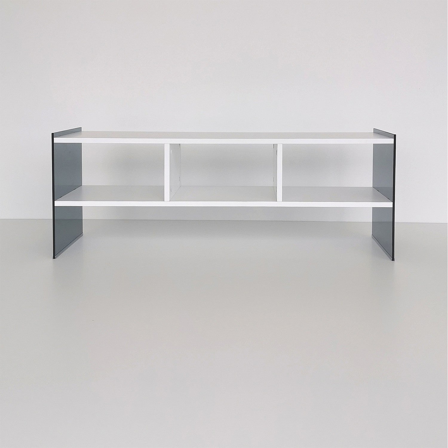 Suporte de TV moderno com prateleiras, branco e fumê, 120 x 45 x 35 cm | Painel de partículas 100% revestido de melamina e vidro temperado | Montável na parede, elegante e funcional