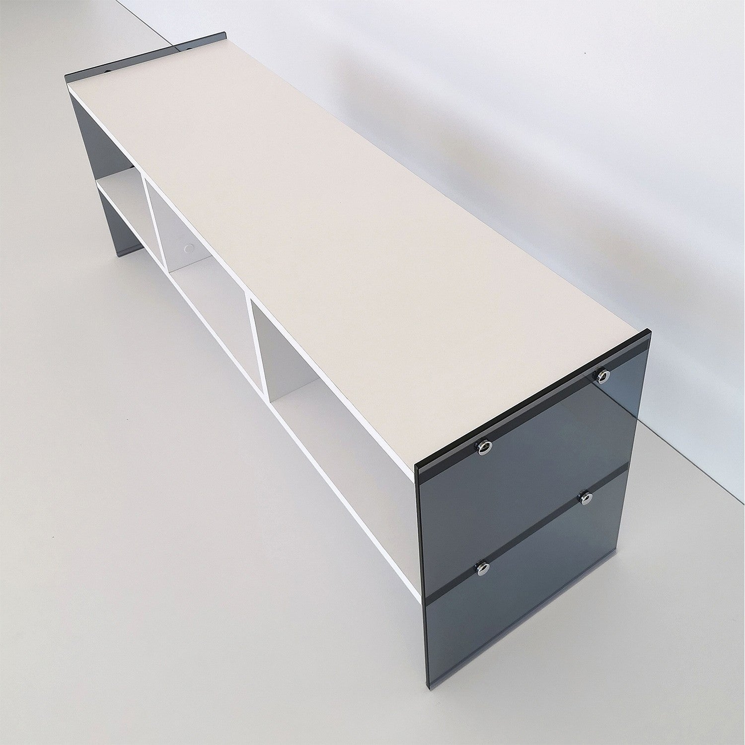 Suporte de TV moderno com prateleiras, branco e fumê, 120 x 45 x 35 cm | Painel de partículas 100% revestido de melamina e vidro temperado | Montável na parede, elegante e funcional