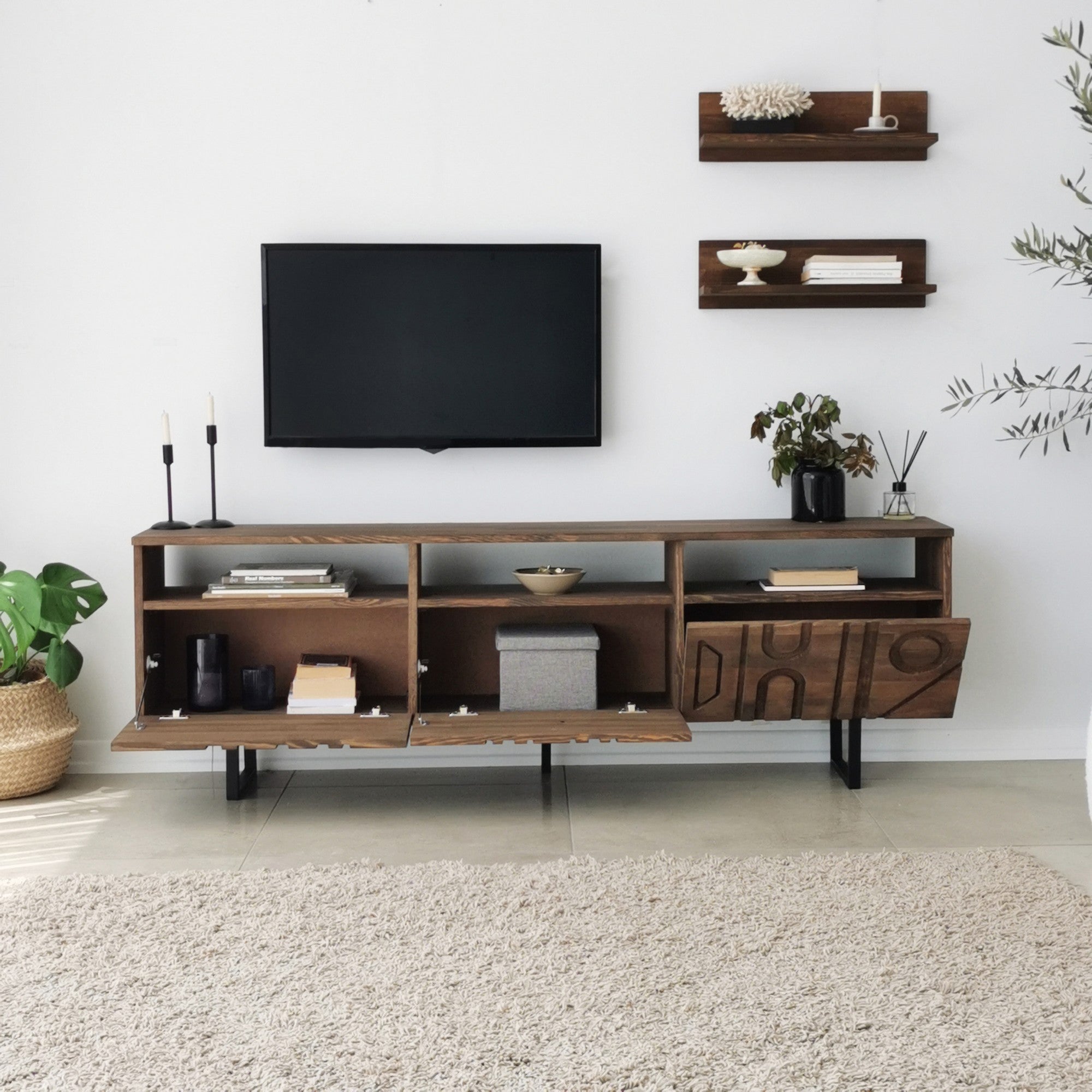 Móvel de TV rústico em nogueira com estrutura de metal, 100% madeira maciça de pinho, pés antibacterianos e antiferrugem | 170 x 40 x 30 cm | Elegante e funcional para espaços modernos