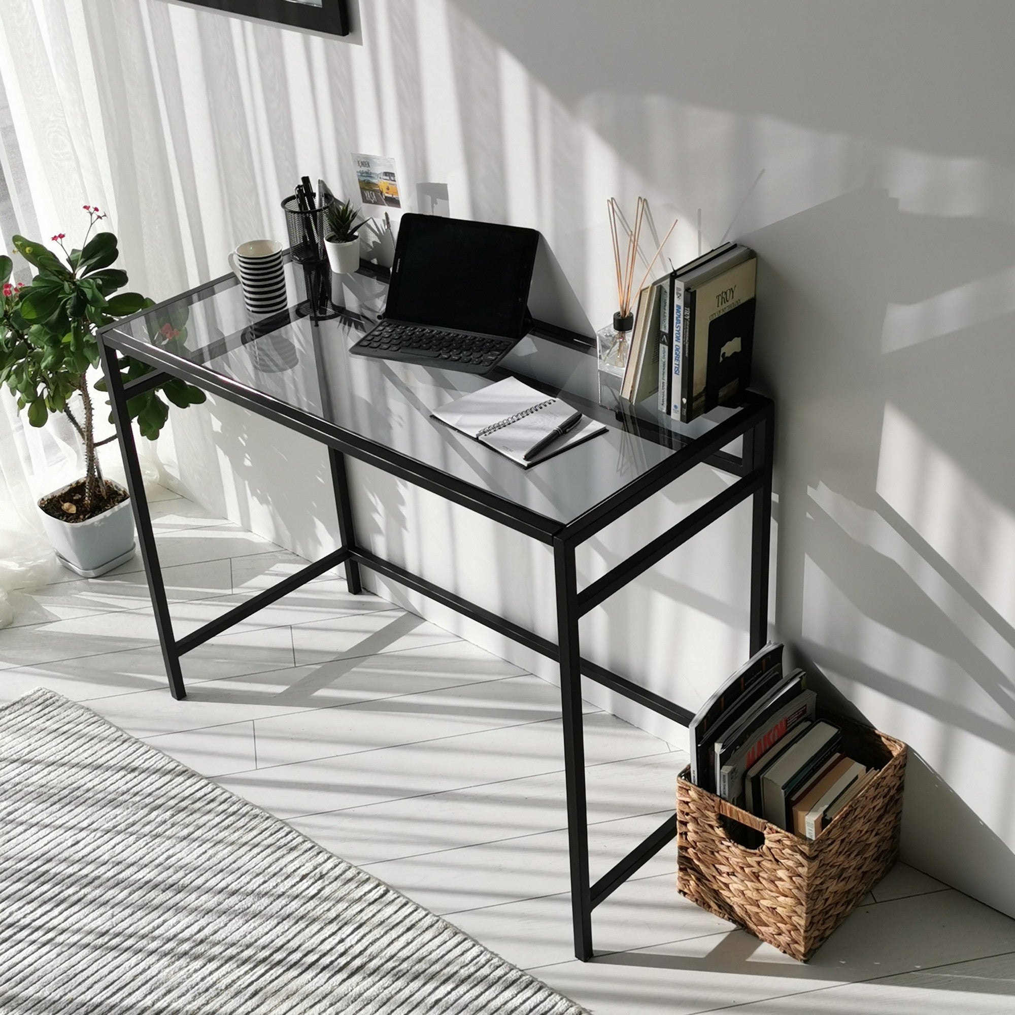 Secretária de Estudo/Escritório Moderna com Tampo 100% em Vidro Temperado, Estrutura de Metal, 100x75x45 cm, Montável na Parede, Cores Preto e Fumê | Design Industrial Elegante para Escritório em Casa