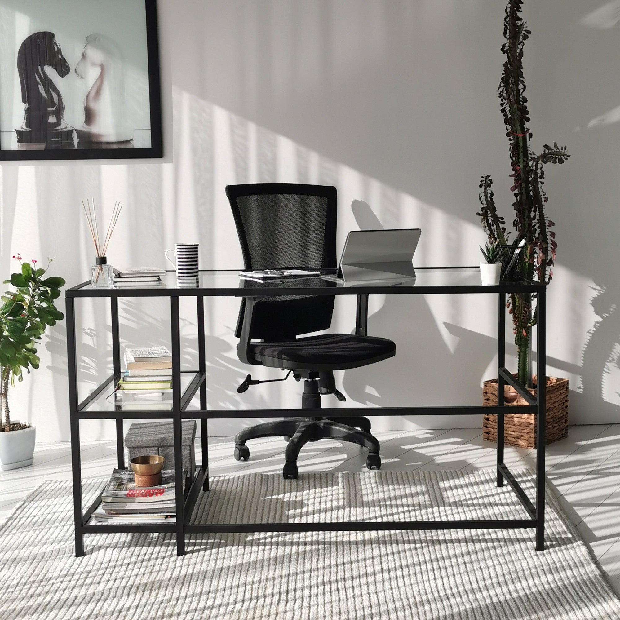 Secretária de Estudo/Escritório Moderna com Tampo de Vidro Temperado, Estrutura de Metal Preto, 130 x 75 x 60 cm | Montável na Parede, Várias Prateleiras | Design Industrial Elegante