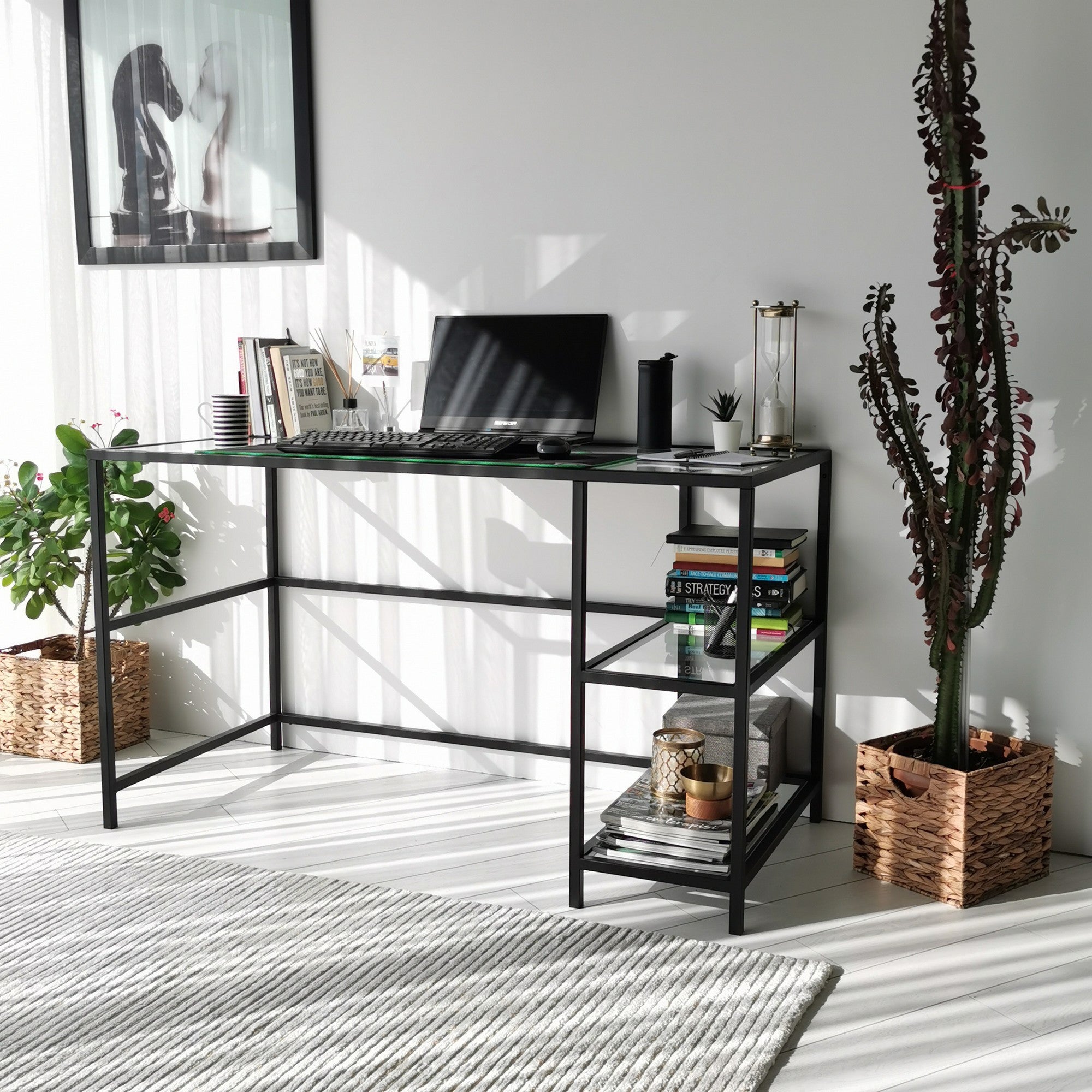 Secretária de Estudo/Escritório Moderna com Tampo de Vidro Temperado, Estrutura de Metal Preto, 130 x 75 x 60 cm | Montável na Parede, Várias Prateleiras | Design Industrial Elegante