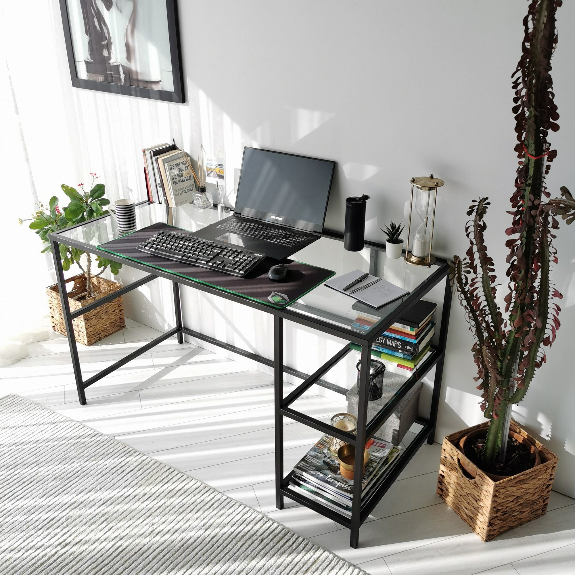Secretária de Estudo/Escritório Moderna com Tampo de Vidro Temperado, Estrutura de Metal Preto, 130 x 75 x 60 cm | Montável na Parede, Várias Prateleiras | Design Industrial Elegante