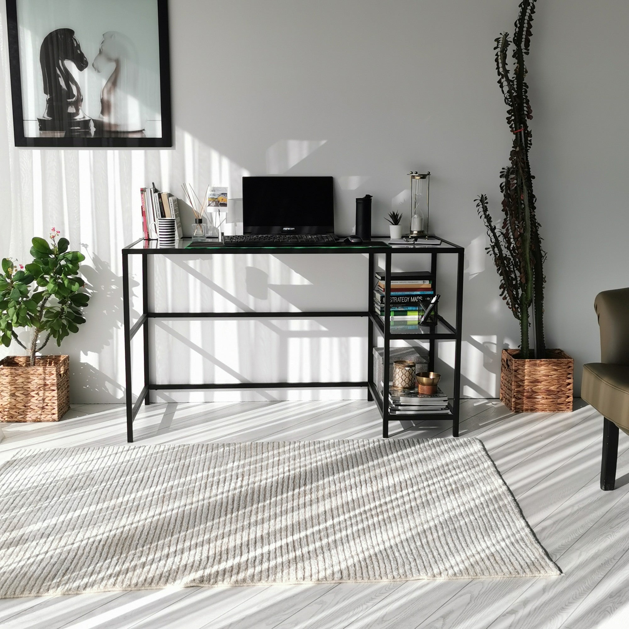Secretária de Estudo/Escritório Moderna com Tampo de Vidro Temperado, Estrutura de Metal Preto, 130 x 75 x 60 cm | Montável na Parede, Várias Prateleiras | Design Industrial Elegante