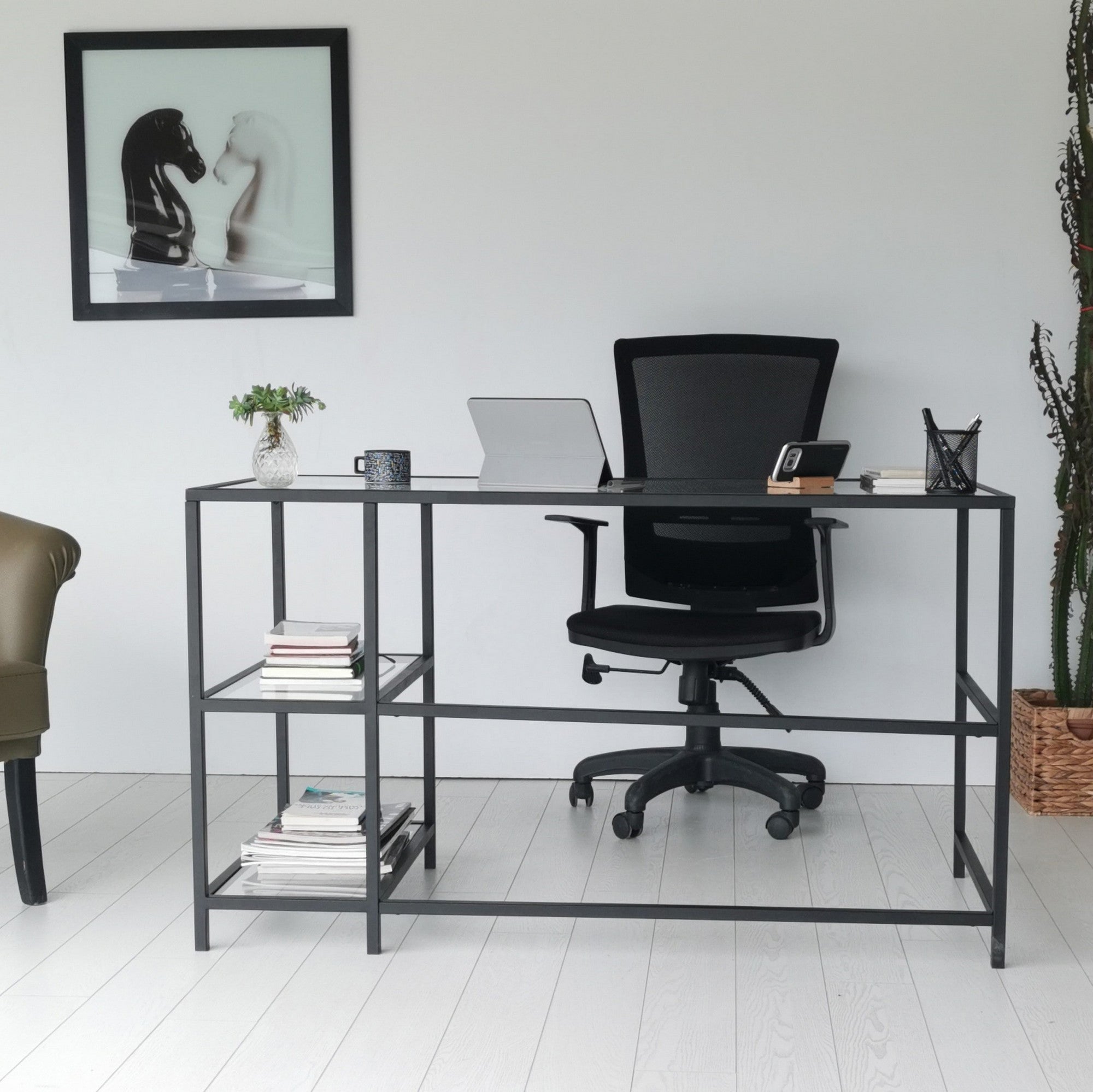 Secretária de Estudo/Escritório Moderna com Tampo de Vidro Temperado, Estrutura de Metal Preto, 130 x 75 x 60 cm | Montável na Parede, Várias Prateleiras | Design Industrial Elegante