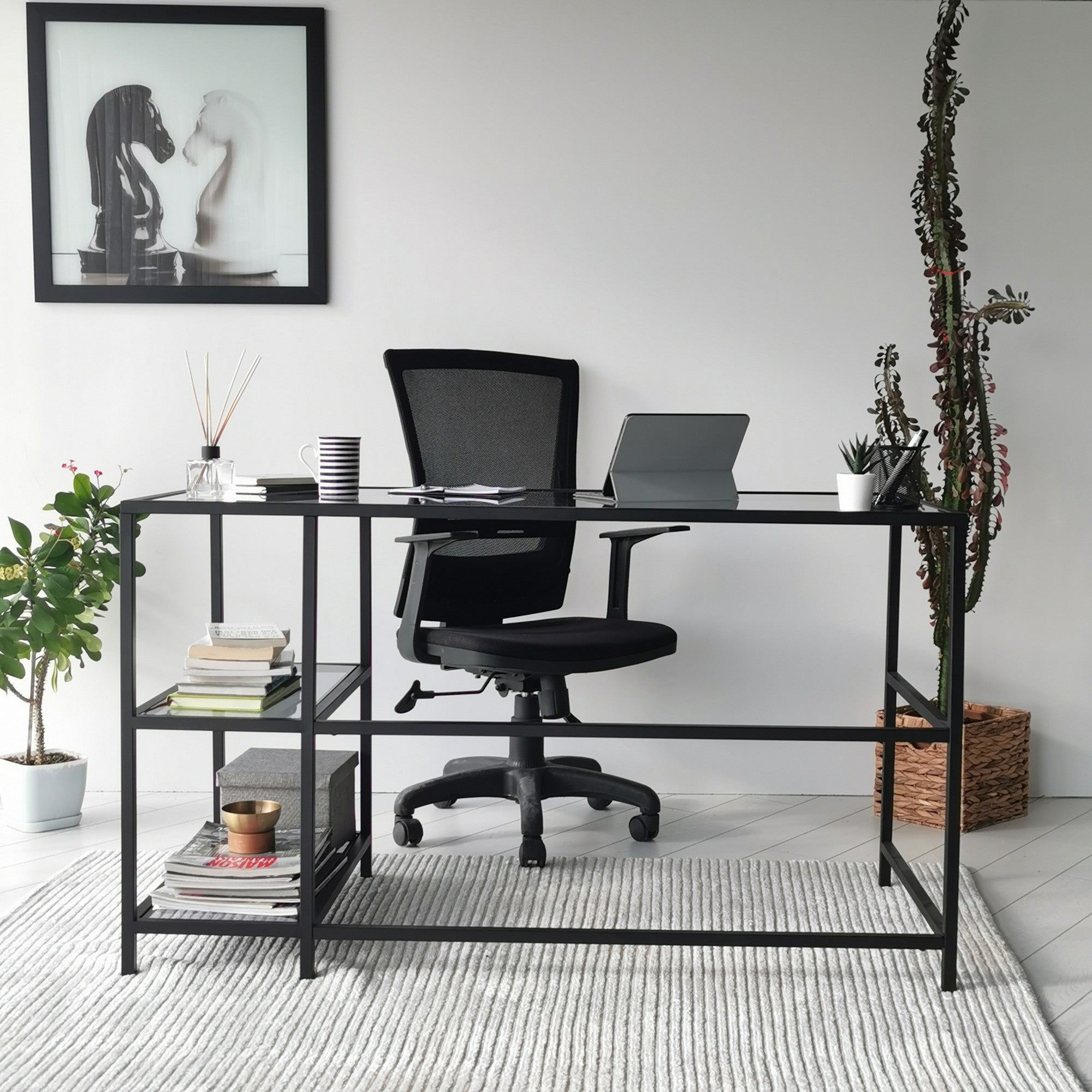 Secretária de Estudo/Escritório Moderna com Tampo de Vidro Temperado, 130 cm | Estrutura 100% Metal, Montável na Parede, Preto e Fumê | Design Industrial Elegante com Várias Prateleiras