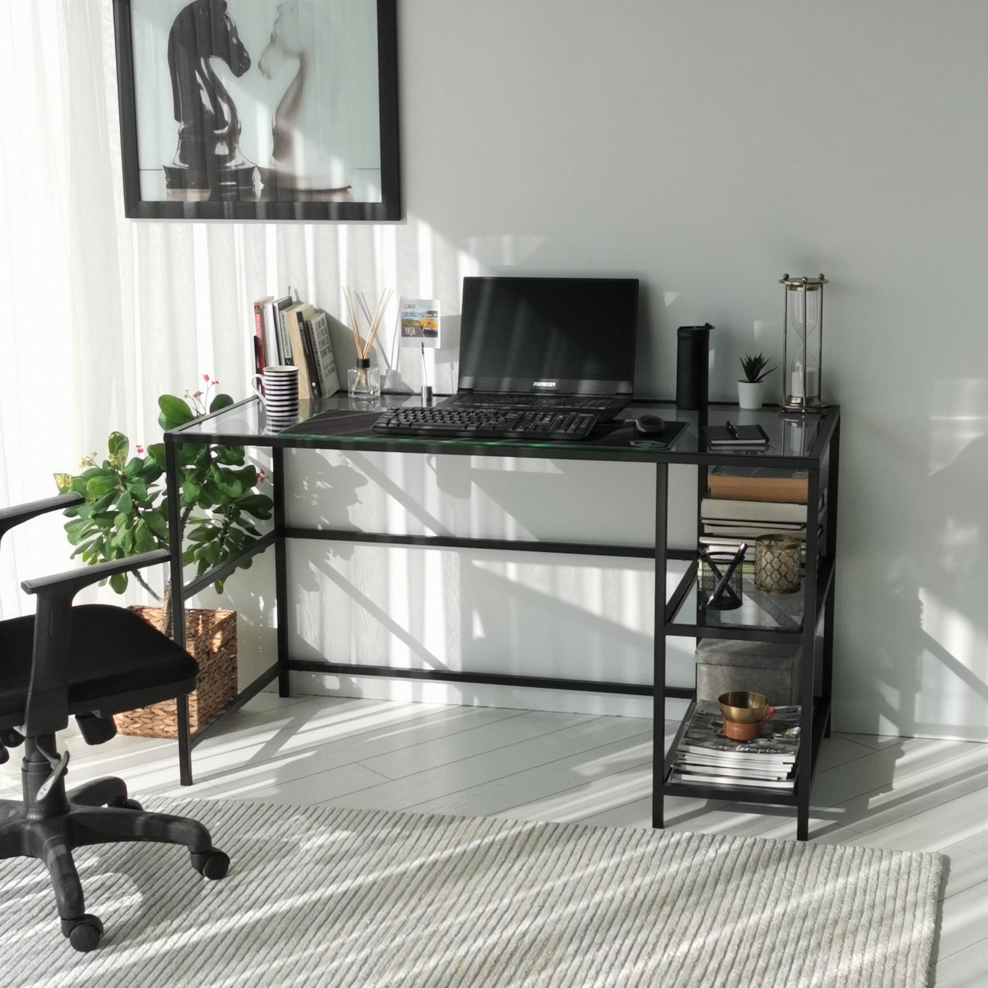 Secretária de Estudo/Escritório Moderna com Tampo de Vidro Temperado, 130 cm | Estrutura 100% Metal, Montável na Parede, Preto e Fumê | Design Industrial Elegante com Várias Prateleiras