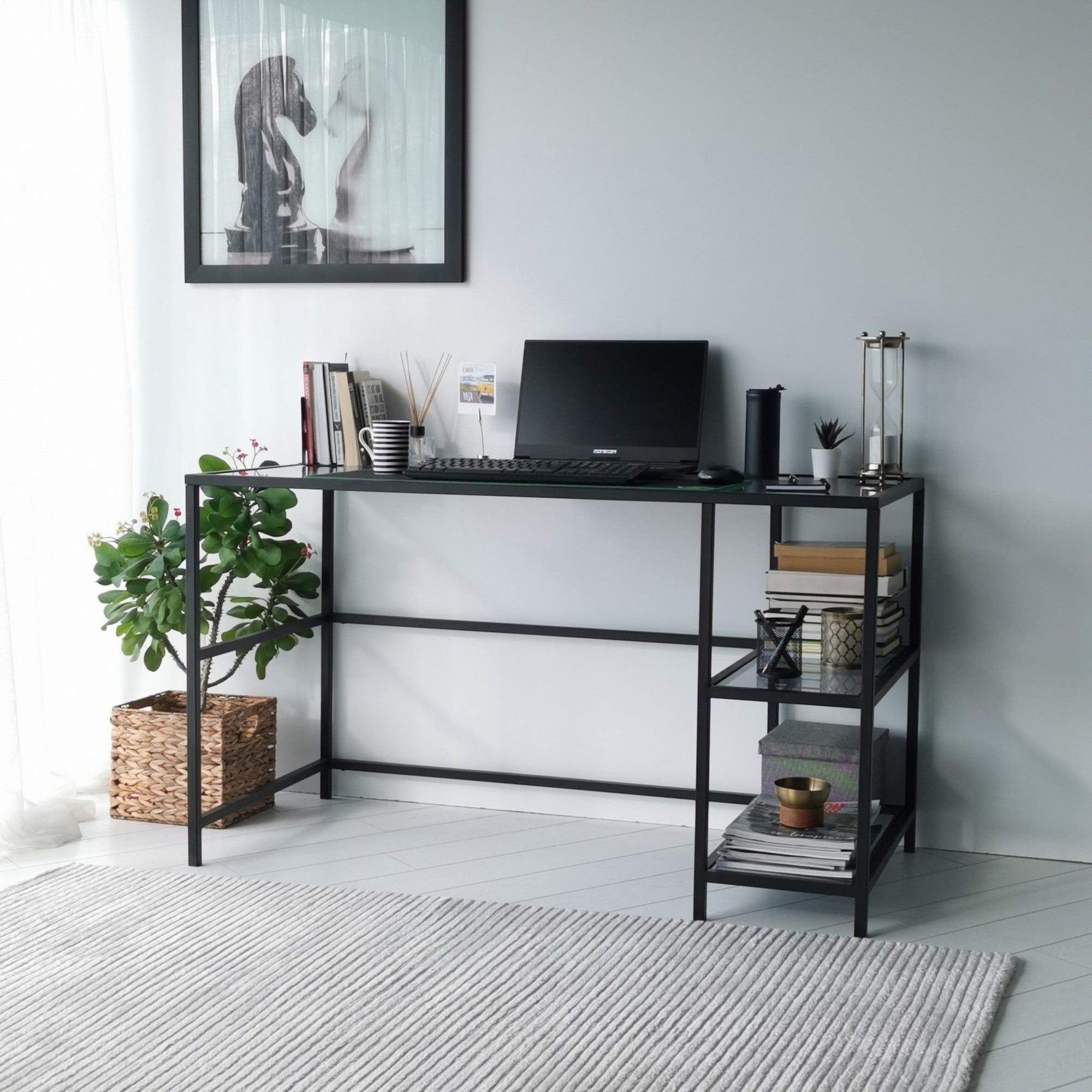Secretária de Estudo/Escritório Moderna com Tampo de Vidro Temperado, 130 cm | Estrutura 100% Metal, Montável na Parede, Preto e Fumê | Design Industrial Elegante com Várias Prateleiras