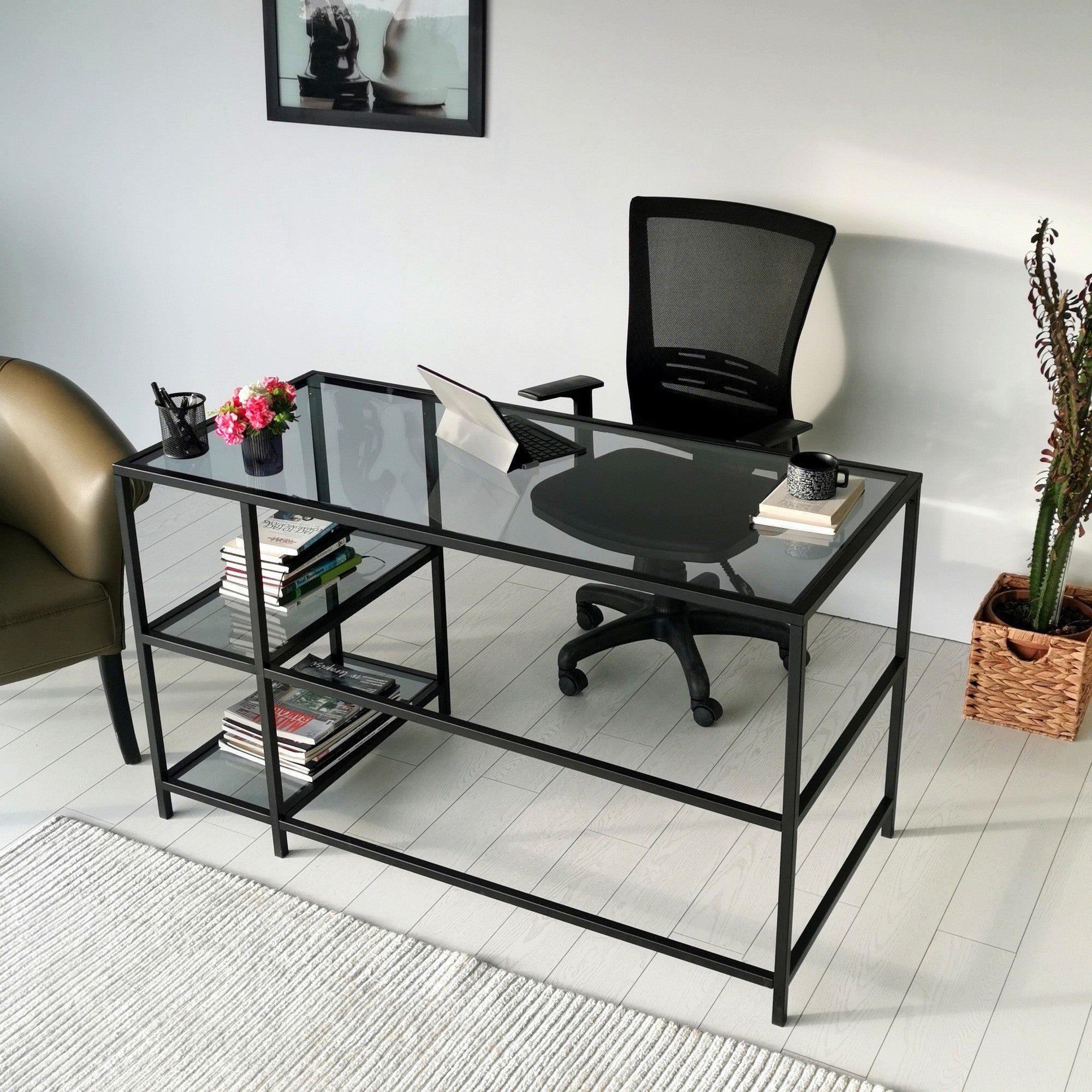 Secretária de Estudo/Escritório Moderna com Tampo de Vidro Temperado, 130 cm | Estrutura 100% Metal, Montável na Parede, Preto e Fumê | Design Industrial Elegante com Várias Prateleiras