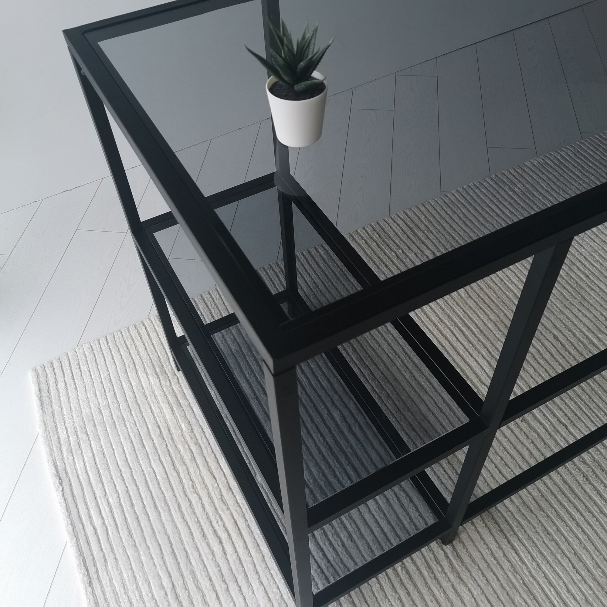 Secretária de Estudo/Escritório Moderna com Tampo de Vidro Temperado, 130 cm | Estrutura 100% Metal, Montável na Parede, Preto e Fumê | Design Industrial Elegante com Várias Prateleiras