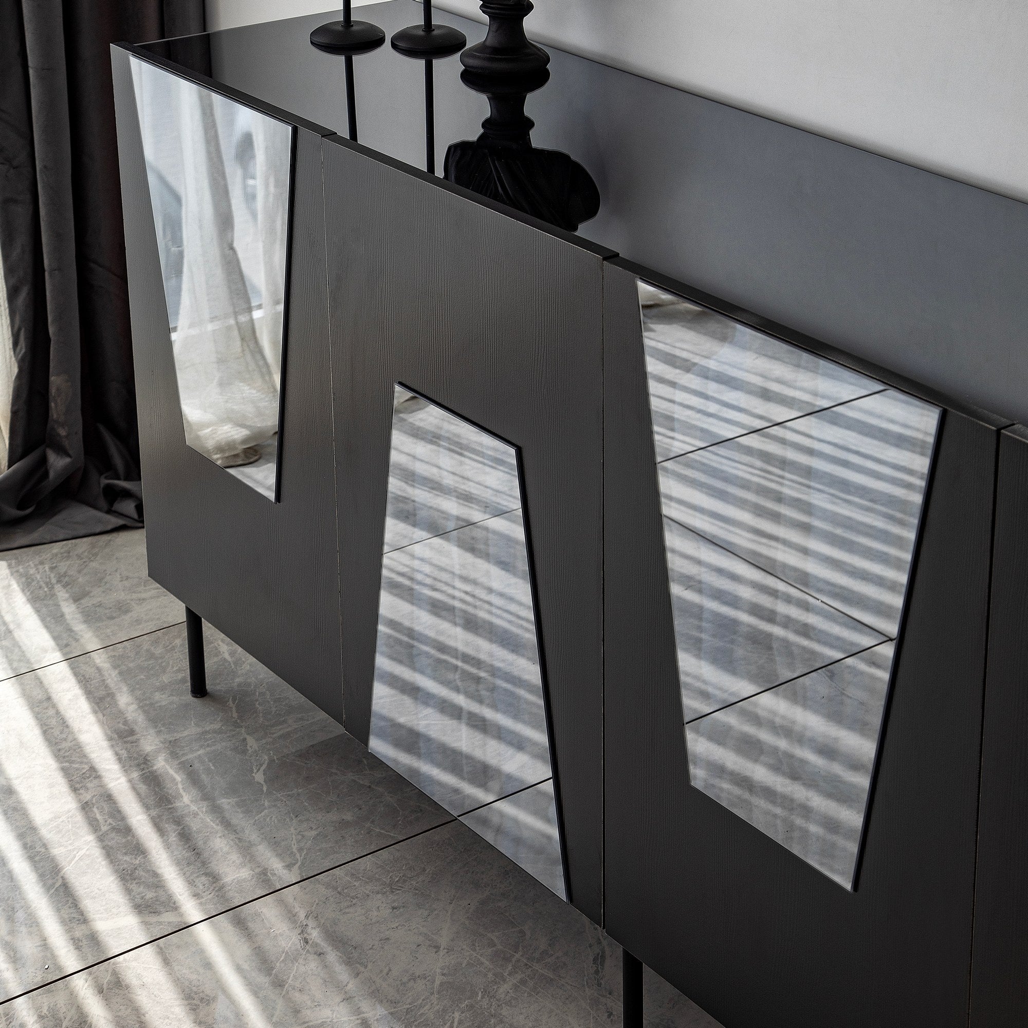 Aparador Elegante, Preta e Fumê, 180 x 80 x 40 cm | Painel de Partículas 100% Revestido em Melamina, 18 mm de Espessura | Design Moderno para Casa e Escritório