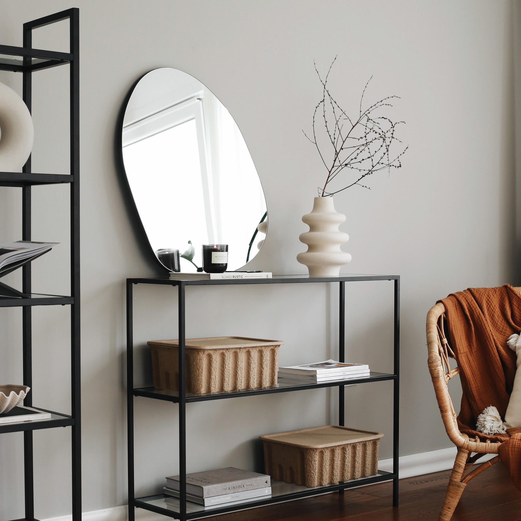 Cômoda Industrial Moderna com Vidro 100% Temperado e Estrutura de Metal, Preta, 100x85x30 cm | Montável na Parede, Várias Prateleiras, Design Elegante e Funcional