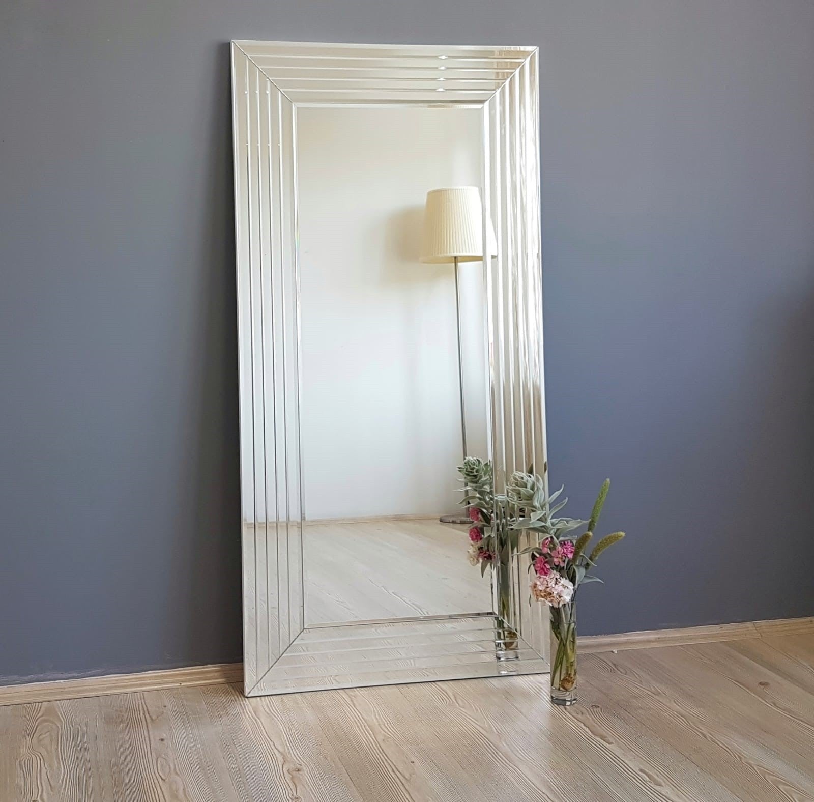 Espelho de parede moderno prateado, 60 x 100 cm, 100% MDF, ajustável horizontal e verticalmente, montado, perfeito para hotéis e espaços contemporâneos