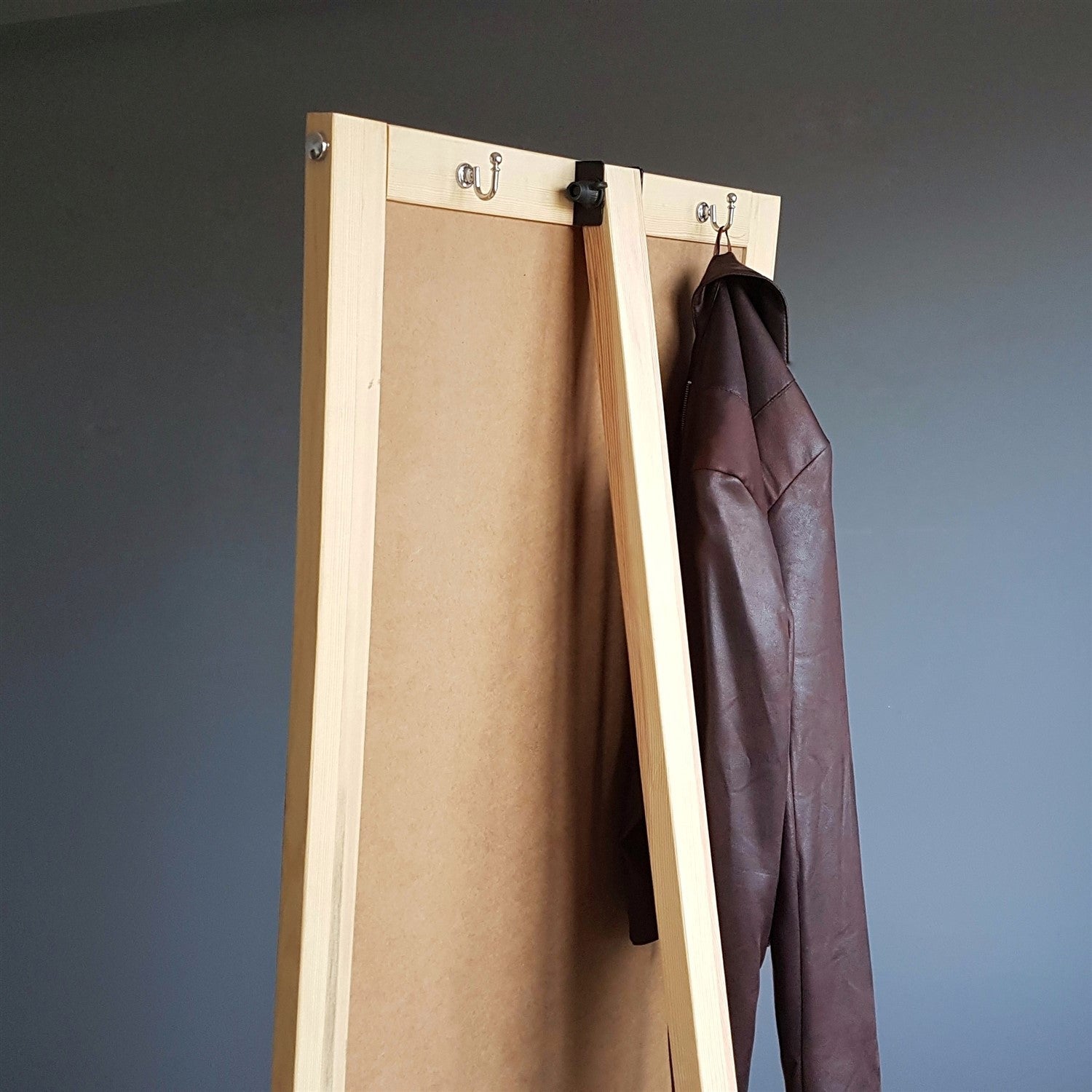 Espelho elegante estilo Cheval com prateleiras, 55 cm x 170 cm, 100% madeira maciça de pinho, cor nogueira | Montável na parede, montado | Design boêmio e rústico
