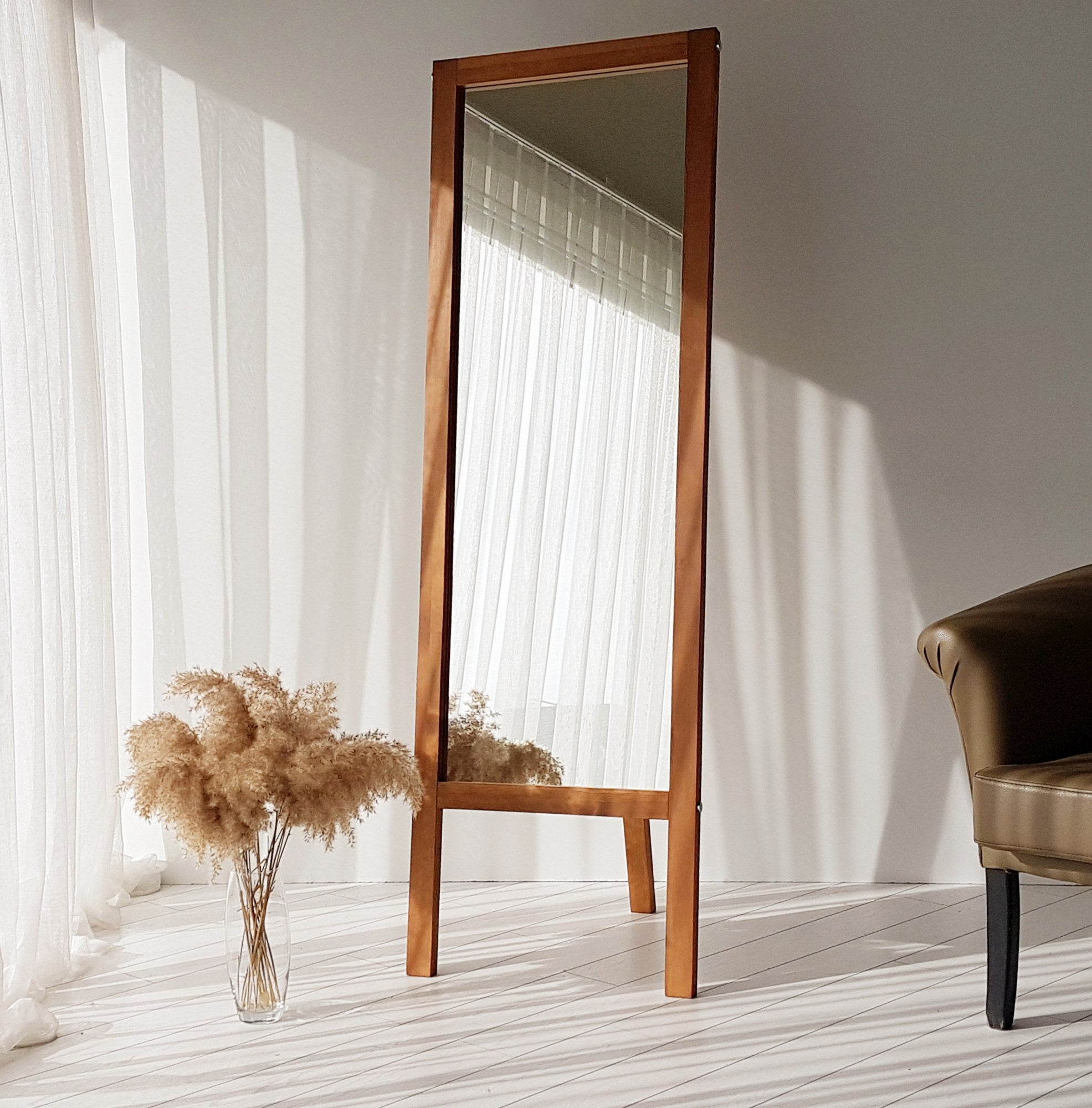 Espelho elegante estilo Cheval com prateleiras, 55 cm x 170 cm, 100% madeira maciça de pinho, acabamento em carvalho | Montável na parede, montado | Design boêmio e rústico