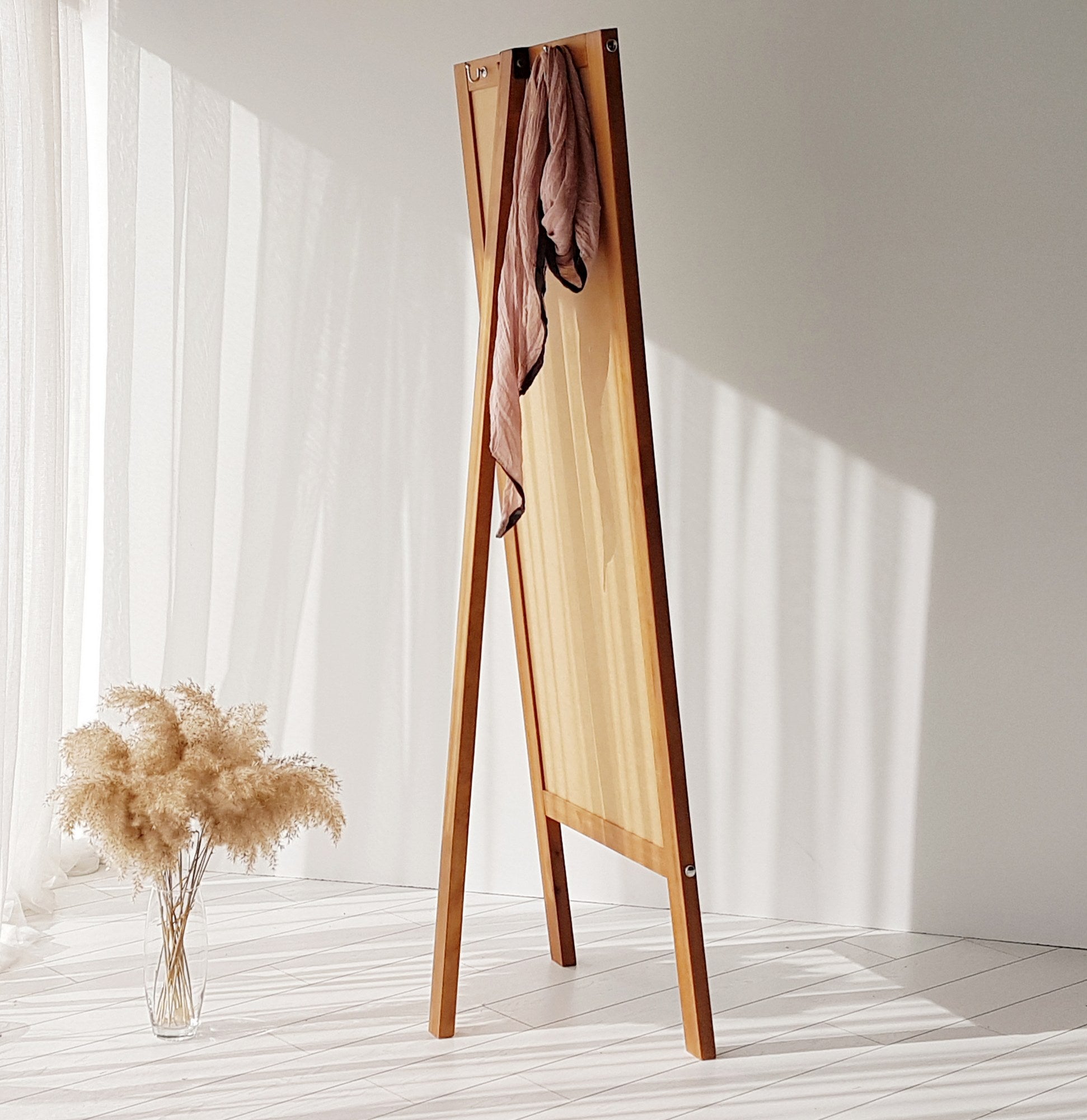 Espelho elegante estilo Cheval com prateleiras, 55 cm x 170 cm, 100% madeira maciça de pinho, acabamento em carvalho | Montável na parede, montado | Design boêmio e rústico