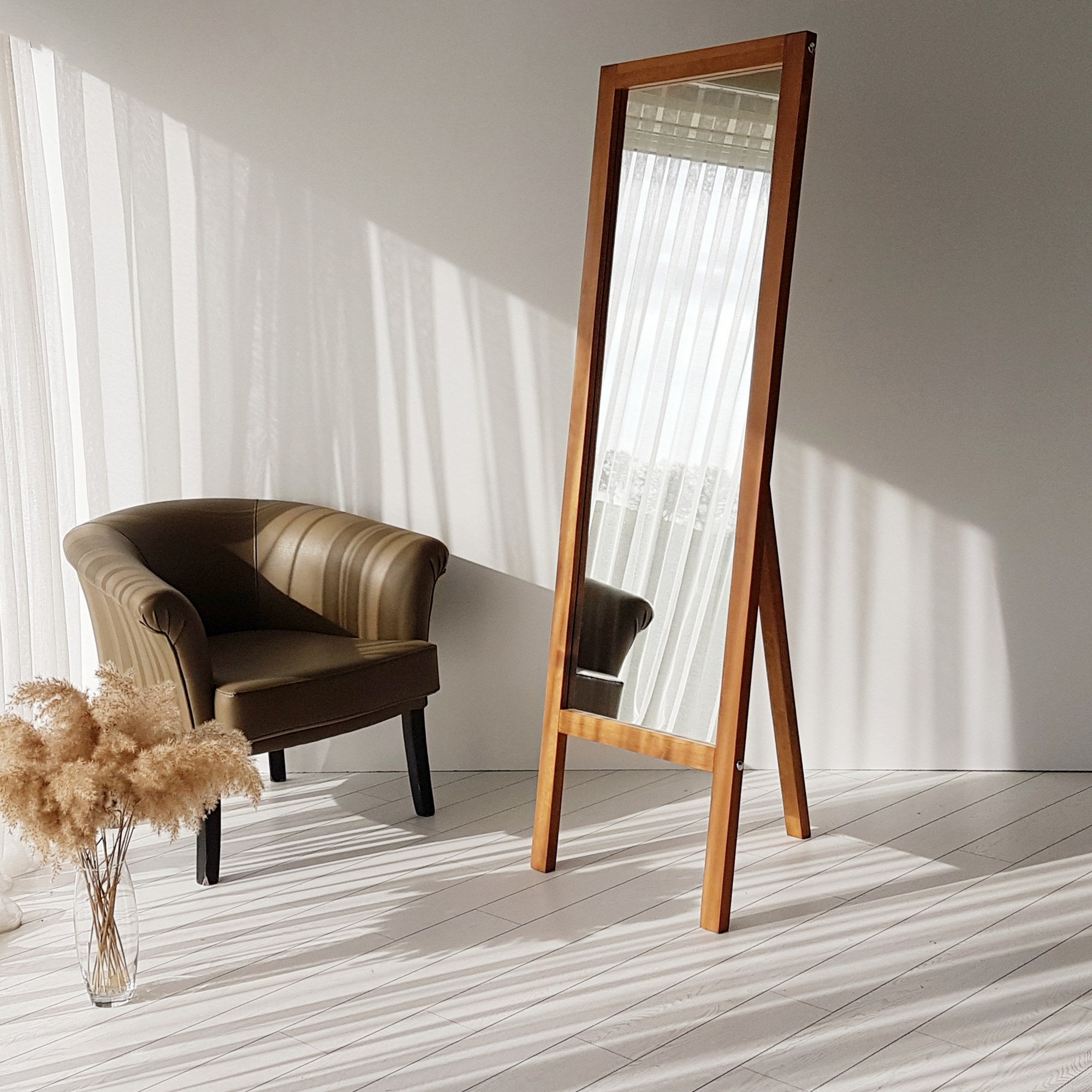 Espelho elegante estilo Cheval com prateleiras, 55 cm x 170 cm, 100% madeira maciça de pinho, acabamento em carvalho | Montável na parede, montado | Design boêmio e rústico