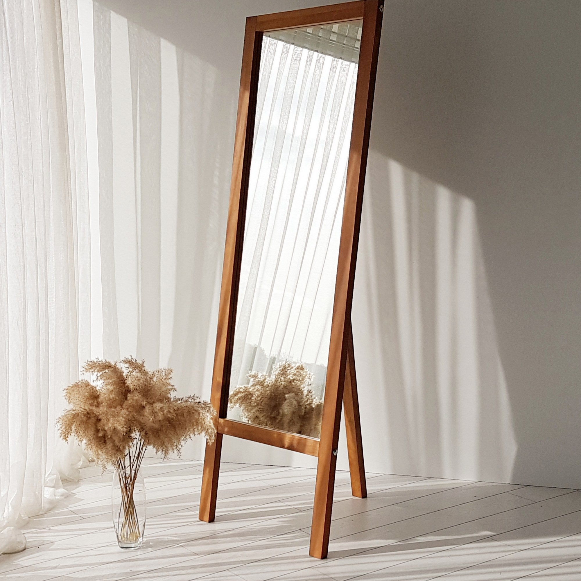 Espelho elegante estilo Cheval com prateleiras, 55 cm x 170 cm, 100% madeira maciça de pinho, acabamento em carvalho | Montável na parede, montado | Design boêmio e rústico