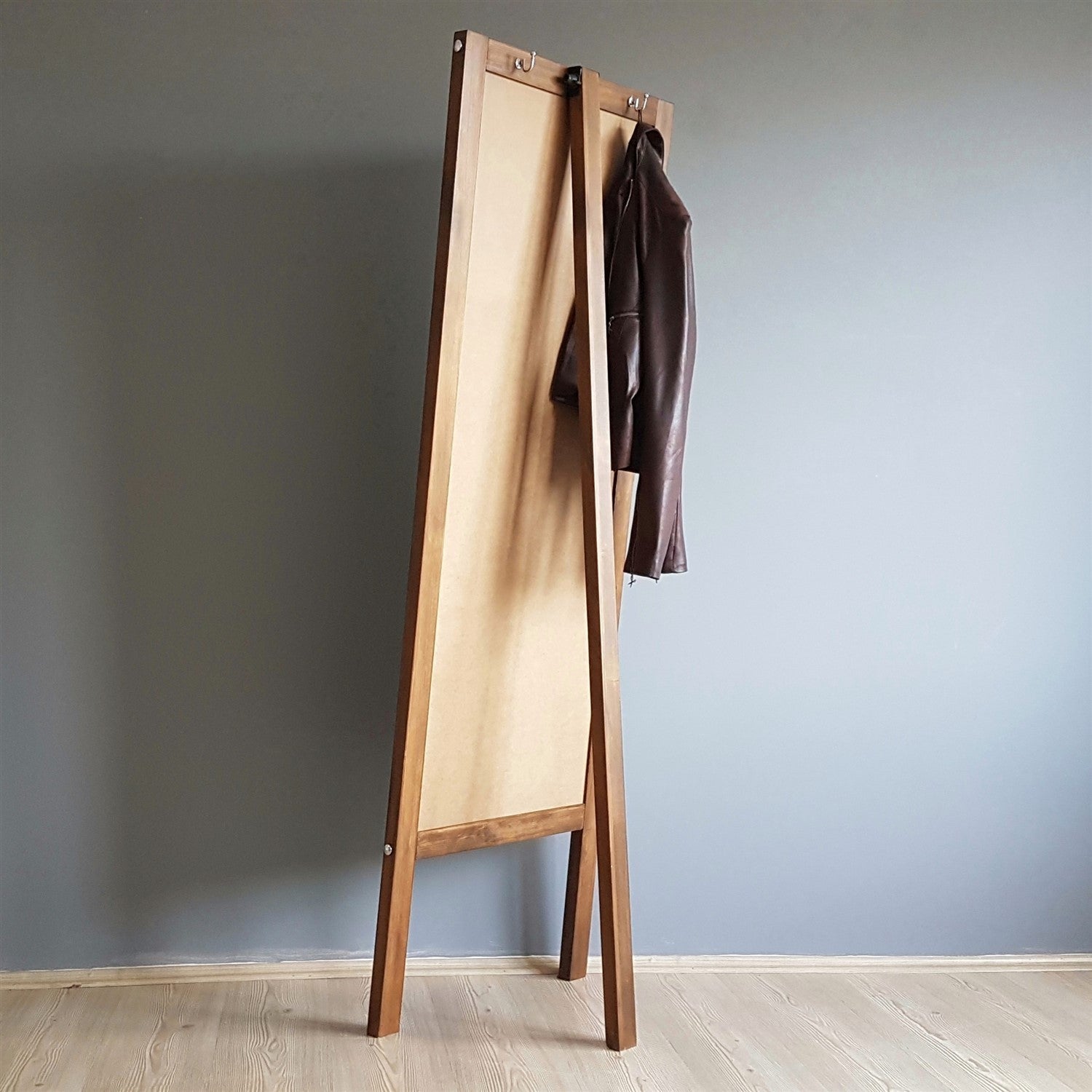 Espelho elegante estilo Cheval com prateleiras, 55 cm x 170 cm, 100% madeira maciça de pinho, cor nogueira | Montável na parede, montado | Design boêmio e rústico