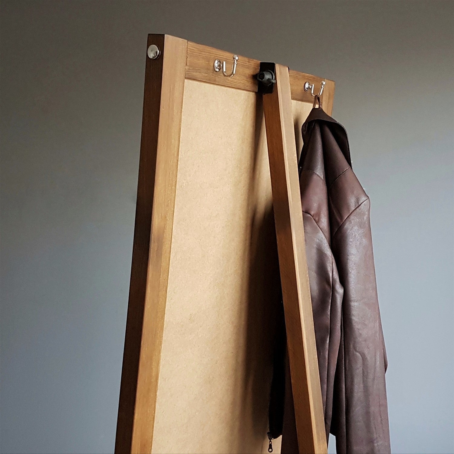 Espelho elegante estilo Cheval com prateleiras, 55 cm x 170 cm, 100% madeira maciça de pinho, cor nogueira | Montável na parede, montado | Design boêmio e rústico