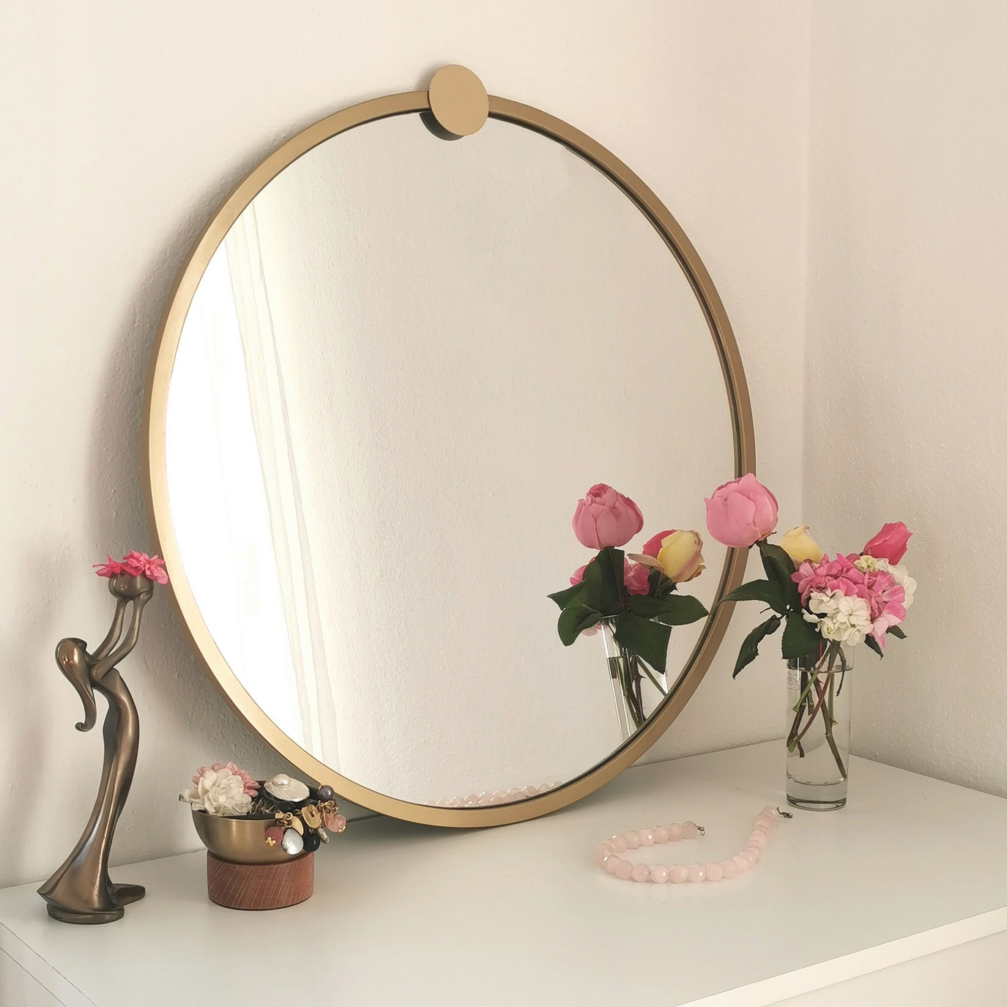 Espelho de parede dourado elegante, 60 x 60 cm, 100% metal, 2,2 cm de profundidade | Design moderno e glamouroso, perfeito para decoração de hotéis e escandinava | Montado e pronto para pendurar