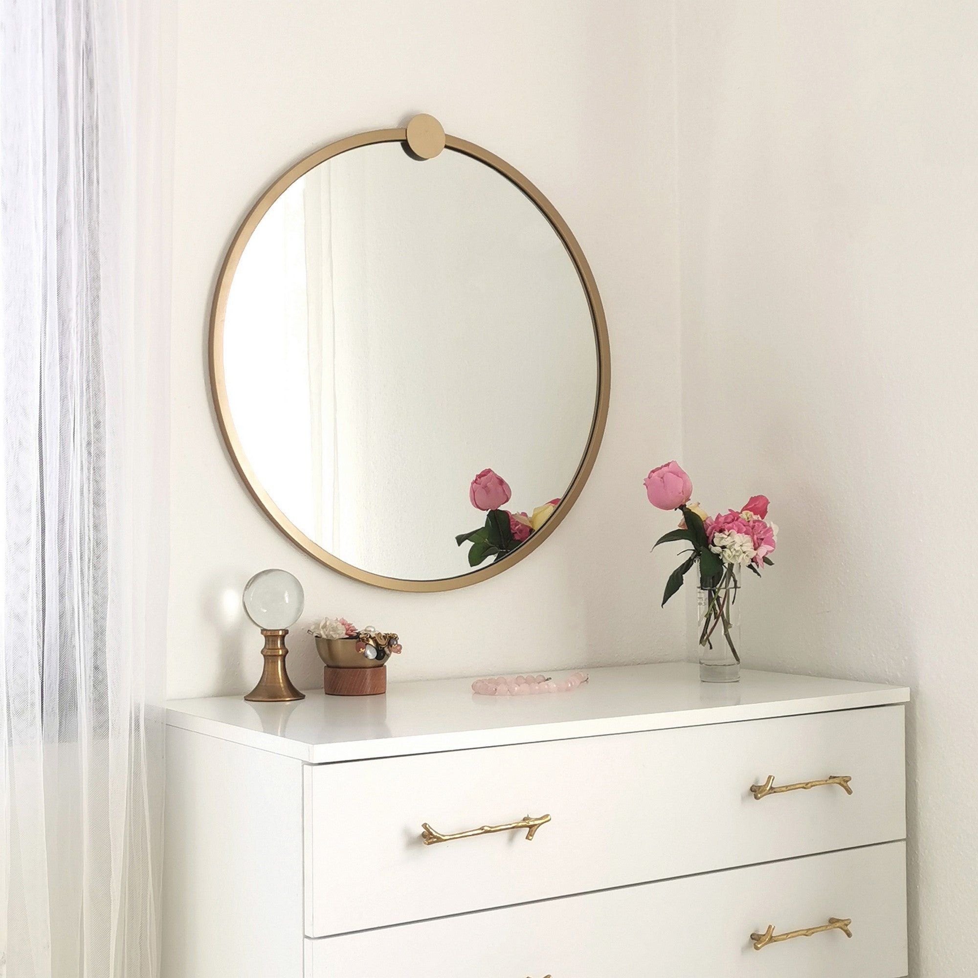 Espelho de parede dourado elegante, 60 x 60 cm, 100% metal, 2,2 cm de profundidade | Design moderno e glamouroso, perfeito para decoração de hotéis e escandinava | Montado e pronto para pendurar