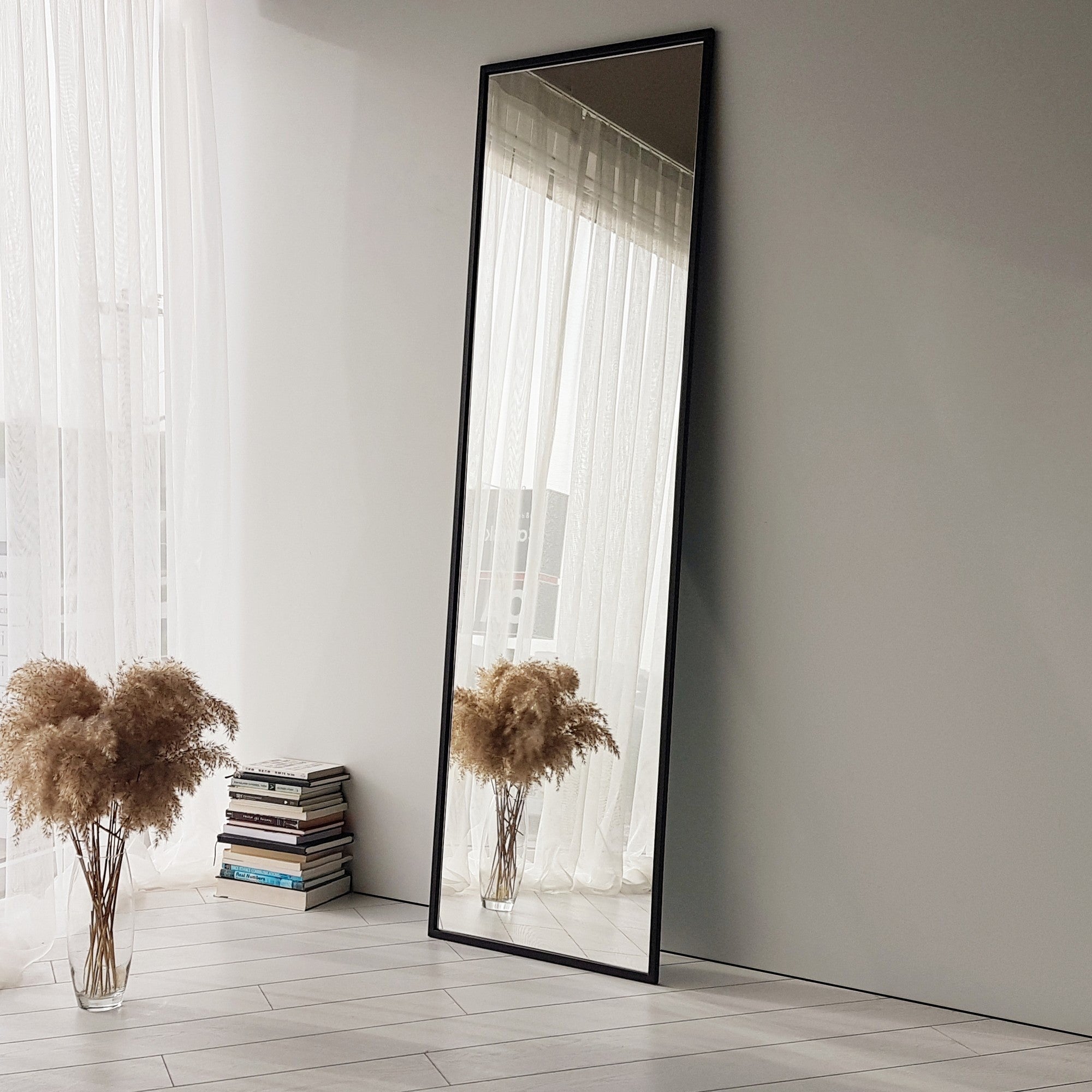 Espelho Cheval Elegante com Moldura de Metal, 50 cm x 170 cm | Acabamento Preto, Montável na Parede, Inclui Prateleiras | Perfeito para Decoração Moderna de Hotéis e Casas