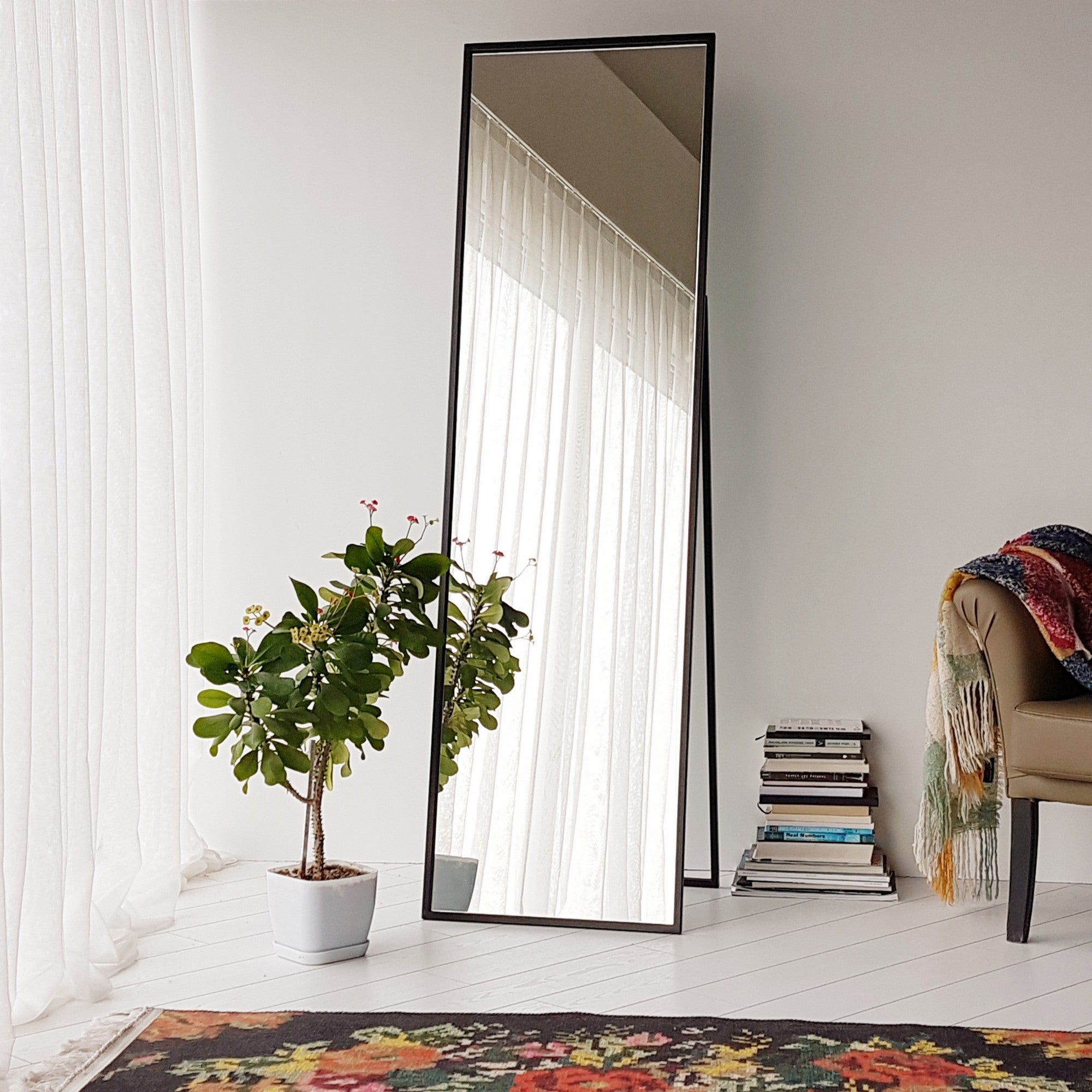 Espelho Cheval Elegante com Moldura de Metal, 50 cm x 170 cm | Acabamento Preto, Montável na Parede, Inclui Prateleiras | Perfeito para Decoração Moderna de Hotéis e Casas